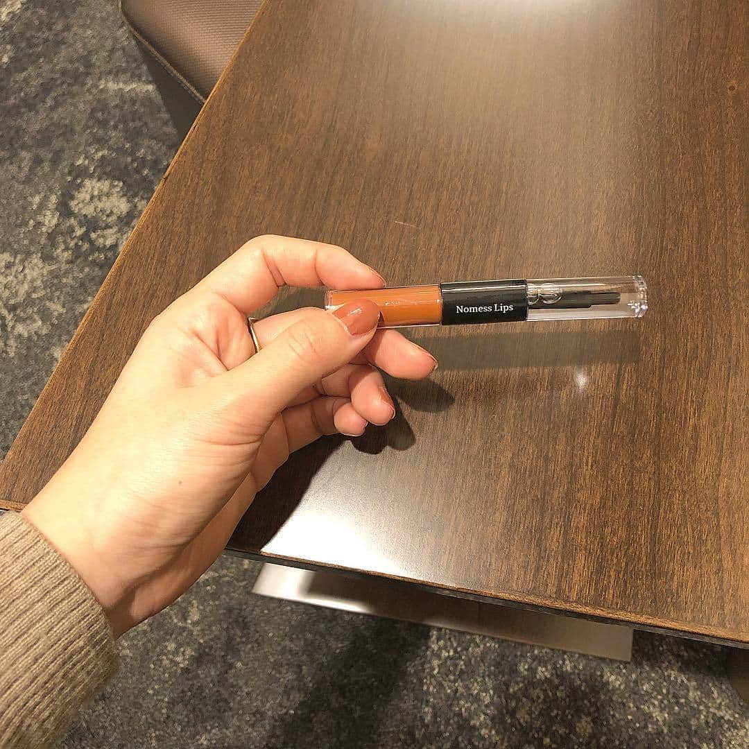 RiLiさんのインスタグラム写真 - (RiLiInstagram)「本当に落ちないと噂のNomess lipsをチェック💄❤︎ ..... コスメの中でもお顔に血色を与えてくれるリップは女の子の必須アイテムだよね💄❤︎でも飲んだり食べたりしてると時間が経つうちに落ちてきちゃうこともしばしば…👀そんな時におススメのアイテムをご紹介しちゃうよっ👑 コスメデボーテから発売されている【Nomess lips】はフィルムカラーとグロスコートの2ステップ仕様になっているのが特徴なのっ💫フィルム状のカラーヴェールが唇にぴったりとついて時間が経っても落ちずに綺麗な発色を持続してくれるんだとか🧐❣ 塗っただけで旬顔になれちゃう🍊🧡？お洒落女子に人気のテラコッタカラーもあるみたいだから気になった子はぜひ試してみてはいかが👀❤︎ ❣ ❣ ❣ ❣ ❣ サイトやSNSで掲載させていただくお写真募集中😘📸 かわいいコーデやアイテム、注目スポットなどが撮れたら、ハッシュタグ→#rili_tokyo  を付けて投稿❗ ． Special Thanks💋 Photo by @rii_maru @har_326 @moon_486 @saki7905 @erii_0311 @rii_maru @__riisaaa @ntmrap @dkmlike ． #春 #春コーデ  #Nomesslips�#リップ #コスメ #グロス #テラコッタ #ワントーンコーデ #シンプルコーデ  #カジュアルコーデ #ガーリーコーデ #置き画 #置き画くら部 #今日のコーデ #コーデ #コーディネート #RiLi  #おしゃれさんと繋がりたい #お洒落さんと繋がりたい #ファッション #패션스타그램 #ootd #outfit」4月5日 18時00分 - rili.tokyo