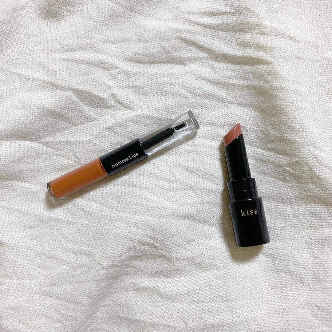 RiLiさんのインスタグラム写真 - (RiLiInstagram)「本当に落ちないと噂のNomess lipsをチェック💄❤︎ ..... コスメの中でもお顔に血色を与えてくれるリップは女の子の必須アイテムだよね💄❤︎でも飲んだり食べたりしてると時間が経つうちに落ちてきちゃうこともしばしば…👀そんな時におススメのアイテムをご紹介しちゃうよっ👑 コスメデボーテから発売されている【Nomess lips】はフィルムカラーとグロスコートの2ステップ仕様になっているのが特徴なのっ💫フィルム状のカラーヴェールが唇にぴったりとついて時間が経っても落ちずに綺麗な発色を持続してくれるんだとか🧐❣ 塗っただけで旬顔になれちゃう🍊🧡？お洒落女子に人気のテラコッタカラーもあるみたいだから気になった子はぜひ試してみてはいかが👀❤︎ ❣ ❣ ❣ ❣ ❣ サイトやSNSで掲載させていただくお写真募集中😘📸 かわいいコーデやアイテム、注目スポットなどが撮れたら、ハッシュタグ→#rili_tokyo  を付けて投稿❗ ． Special Thanks💋 Photo by @rii_maru @har_326 @moon_486 @saki7905 @erii_0311 @rii_maru @__riisaaa @ntmrap @dkmlike ． #春 #春コーデ  #Nomesslips�#リップ #コスメ #グロス #テラコッタ #ワントーンコーデ #シンプルコーデ  #カジュアルコーデ #ガーリーコーデ #置き画 #置き画くら部 #今日のコーデ #コーデ #コーディネート #RiLi  #おしゃれさんと繋がりたい #お洒落さんと繋がりたい #ファッション #패션스타그램 #ootd #outfit」4月5日 18時00分 - rili.tokyo