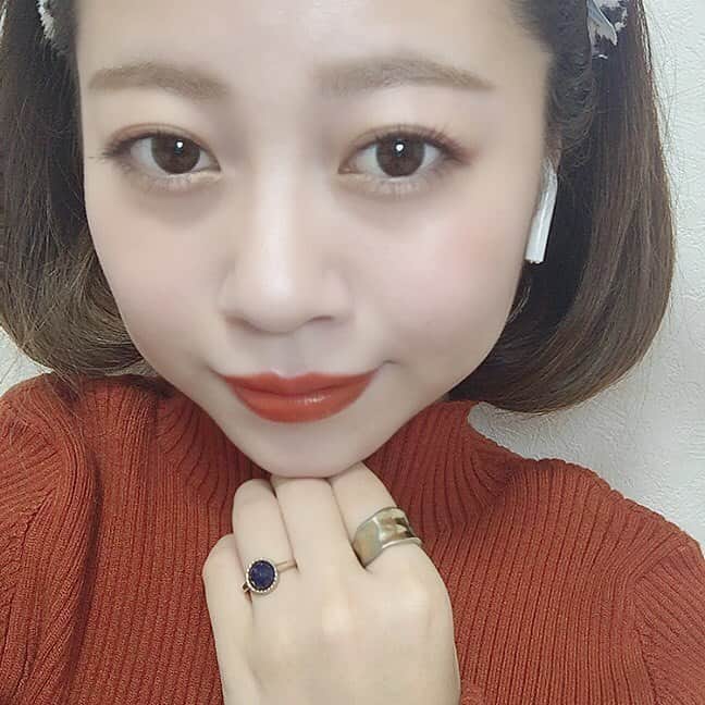 RiLiさんのインスタグラム写真 - (RiLiInstagram)「本当に落ちないと噂のNomess lipsをチェック💄❤︎ ..... コスメの中でもお顔に血色を与えてくれるリップは女の子の必須アイテムだよね💄❤︎でも飲んだり食べたりしてると時間が経つうちに落ちてきちゃうこともしばしば…👀そんな時におススメのアイテムをご紹介しちゃうよっ👑 コスメデボーテから発売されている【Nomess lips】はフィルムカラーとグロスコートの2ステップ仕様になっているのが特徴なのっ💫フィルム状のカラーヴェールが唇にぴったりとついて時間が経っても落ちずに綺麗な発色を持続してくれるんだとか🧐❣ 塗っただけで旬顔になれちゃう🍊🧡？お洒落女子に人気のテラコッタカラーもあるみたいだから気になった子はぜひ試してみてはいかが👀❤︎ ❣ ❣ ❣ ❣ ❣ サイトやSNSで掲載させていただくお写真募集中😘📸 かわいいコーデやアイテム、注目スポットなどが撮れたら、ハッシュタグ→#rili_tokyo  を付けて投稿❗ ． Special Thanks💋 Photo by @rii_maru @har_326 @moon_486 @saki7905 @erii_0311 @rii_maru @__riisaaa @ntmrap @dkmlike ． #春 #春コーデ  #Nomesslips�#リップ #コスメ #グロス #テラコッタ #ワントーンコーデ #シンプルコーデ  #カジュアルコーデ #ガーリーコーデ #置き画 #置き画くら部 #今日のコーデ #コーデ #コーディネート #RiLi  #おしゃれさんと繋がりたい #お洒落さんと繋がりたい #ファッション #패션스타그램 #ootd #outfit」4月5日 18時00分 - rili.tokyo