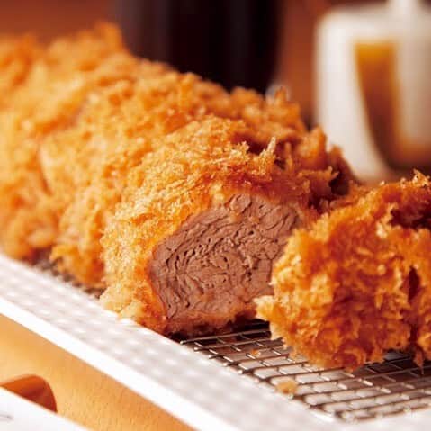 東京カレンダーさんのインスタグラム写真 - (東京カレンダーInstagram)「サクッと艶やかな衣の中から現われたのは、肉汁を湛えて潤う肉片。仄かにピンクを帯びた芯の部分が、キュイソンの見事さを物語る。このギリギリの火加減から生まれるジューシーさも、500gの塊で揚げればこそだろう。 #東京カレンダー #東カレ #tokyocalendar #とんかつ #神田 #ポンチ軒 #特ヒレ丸ごと一本揚げ」4月5日 18時02分 - tokyocalendar