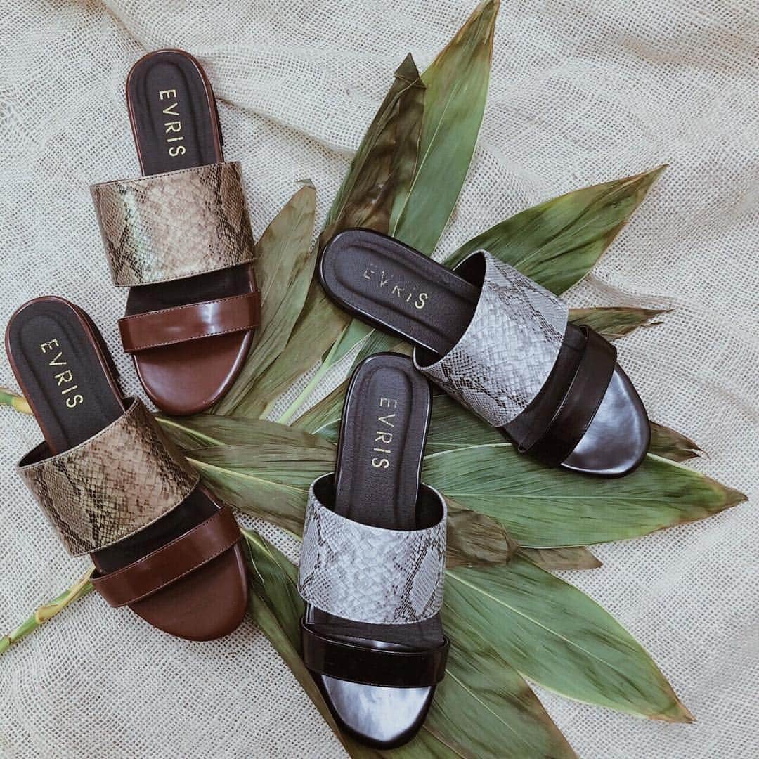 EVRISさんのインスタグラム写真 - (EVRISInstagram)「⠀⠀ ✔︎N E W  A R R I V A L ⠀⠀ ⠀⠀ ☑︎パイソンライクフラットサンダル ⠀ ¥5,990+tax ⠀⠀ ⠀⠀ ⠀ ☑︎本日発売⠀ ⠀ ＼発売中のItemは @evris_official TOPのURLから✔︎/ ⠀ ⠀  #EVRIS  #evris19ss #newin #fashion #RUNWAYchannel #newarrival #trend  #design #april」4月5日 18時02分 - evris_official