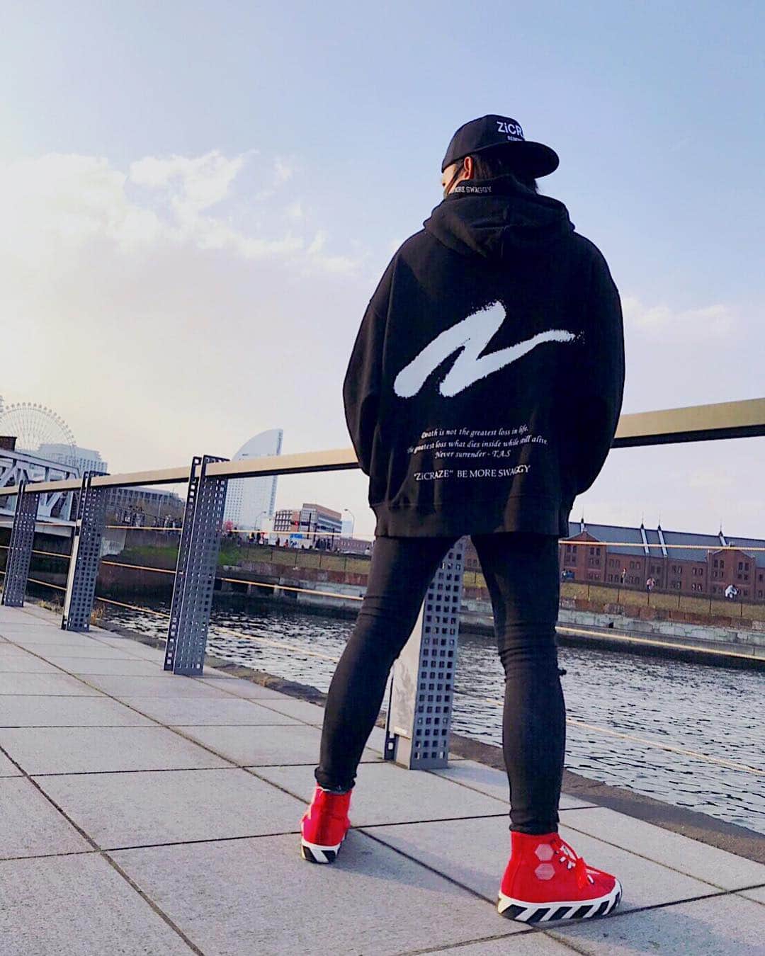 のインスタグラム：「. 後ろからどーぞ💚w . @zicraze_official @off____white  #zicraze #offwhite #fashion #yokohama #横浜 #赤レンガ #赤レンガ倉庫」