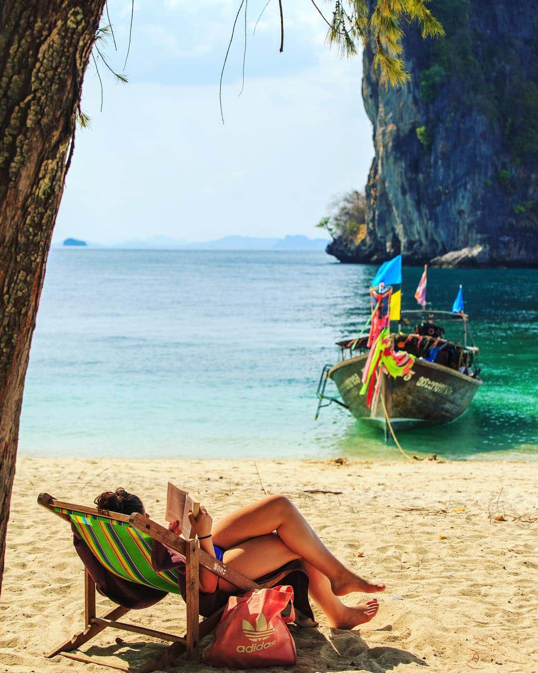 タイ国政府観光庁さんのインスタグラム写真 - (タイ国政府観光庁Instagram)「今週も1週間お疲れ様でした✨﻿ ﻿ 写真はタイ南部のビーチリゾート、クラビの沖合に浮かぶポダ島からの１枚📸﻿ ﻿ クラビには、手つかずの自然が残る美しい秘島が点在しています。忙しい毎日から離れてビーチでのんびりするのにぴったりなディスティネーションです🏝﻿ ﻿ 皆様、よい週末をお過ごし下さい😊﻿ ﻿ #お疲れ様でした #タイ #クラビ #ポダ島 #タイビーチ #絶景ビーチ #タイリゾート #南の島 #秘境 #こんなタイ知らなかった #タイを知りつくす #タイ旅行 #クラビ旅行 #旅好きな人と繋がりたい #旅行好きな人と繋がりたい #thailand #krabi #kohpoda #thaibeach #instabeach #thairesort #amazingthailand #thailandtravel #thailandtrip #thai #thaistagram #lovethailand」4月5日 18時08分 - amazingthailandjp