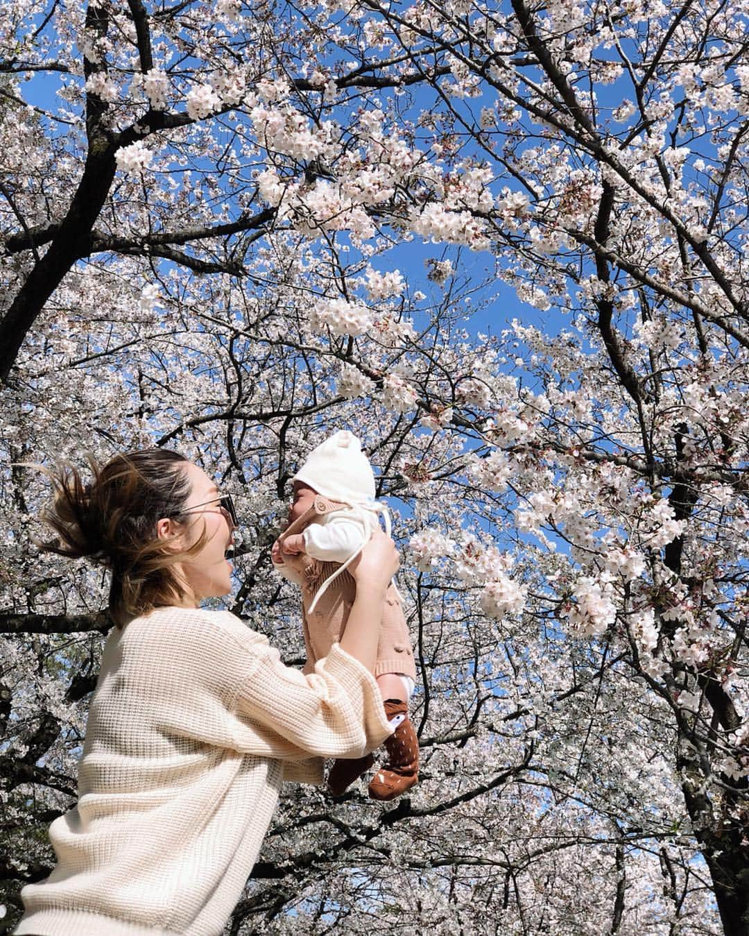 shihoさんのインスタグラム写真 - (shihoInstagram)「SAKURA🌸  @kogenatsu920 が みにしぽとの写真 たくさん撮ってくれた♥️ ありがと♥️ . ほんの少しだけだったけど ぽかぽかでとってもきもちよかったな♡ . . . #cherryblossom #桜 #母と娘」4月5日 18時08分 - shipogram