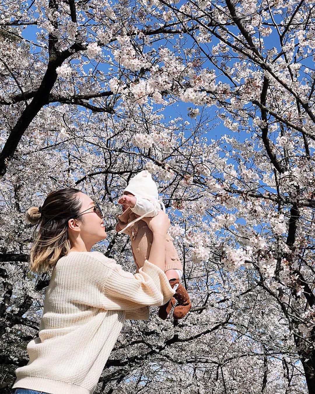 shihoのインスタグラム：「SAKURA🌸  @kogenatsu920 が みにしぽとの写真 たくさん撮ってくれた♥️ ありがと♥️ . ほんの少しだけだったけど ぽかぽかでとってもきもちよかったな♡ . . . #cherryblossom #桜 #母と娘」