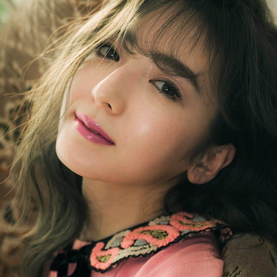 平木愛美のインスタグラム：「ON / OFF 💞🌜🌞🌈🧘‍♀️🧡 …bifesta♡  ビフェスタ「ブライトアップ洗顔」の広告に出演させて頂いております！  泡立ちよくしっかり濃密な泡で、植物由来の成分が明るい肌にしてくれる。吸着性ヒアルロン酸や天然オレンジオイル配合で、うるおいも守られ洗いあがりもしっとりなそんな洗顔。  メイクやヘア、洋服を楽しむon！とお部屋で素肌のナチュラルなoff、 "オンの時もオフの時も、ありのままでいることで輝く"というメッセージが込められています。  @marco149 さんに撮って頂いた素敵な世界観の写真は、別shotもサイトにて公開されているのでぜひ見てみてください💘 https://www.bifesta.jp/on_off/  #ビフェスタ #mandom #ブライトアップ洗顔 #MARCO #PR」