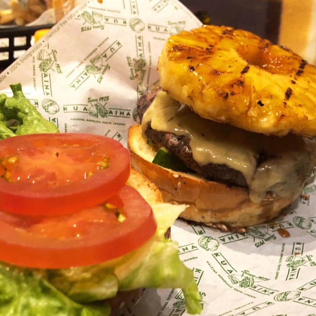 Kua 'Aina UKさんのインスタグラム写真 - (Kua 'Aina UKInstagram)「Friday lunch time and our Hawaiian burger is here to the rescue!  Now, who’s next?  Mahalo #alohafan @sofiedralle for great pic!」4月5日 18時09分 - kuaainauk