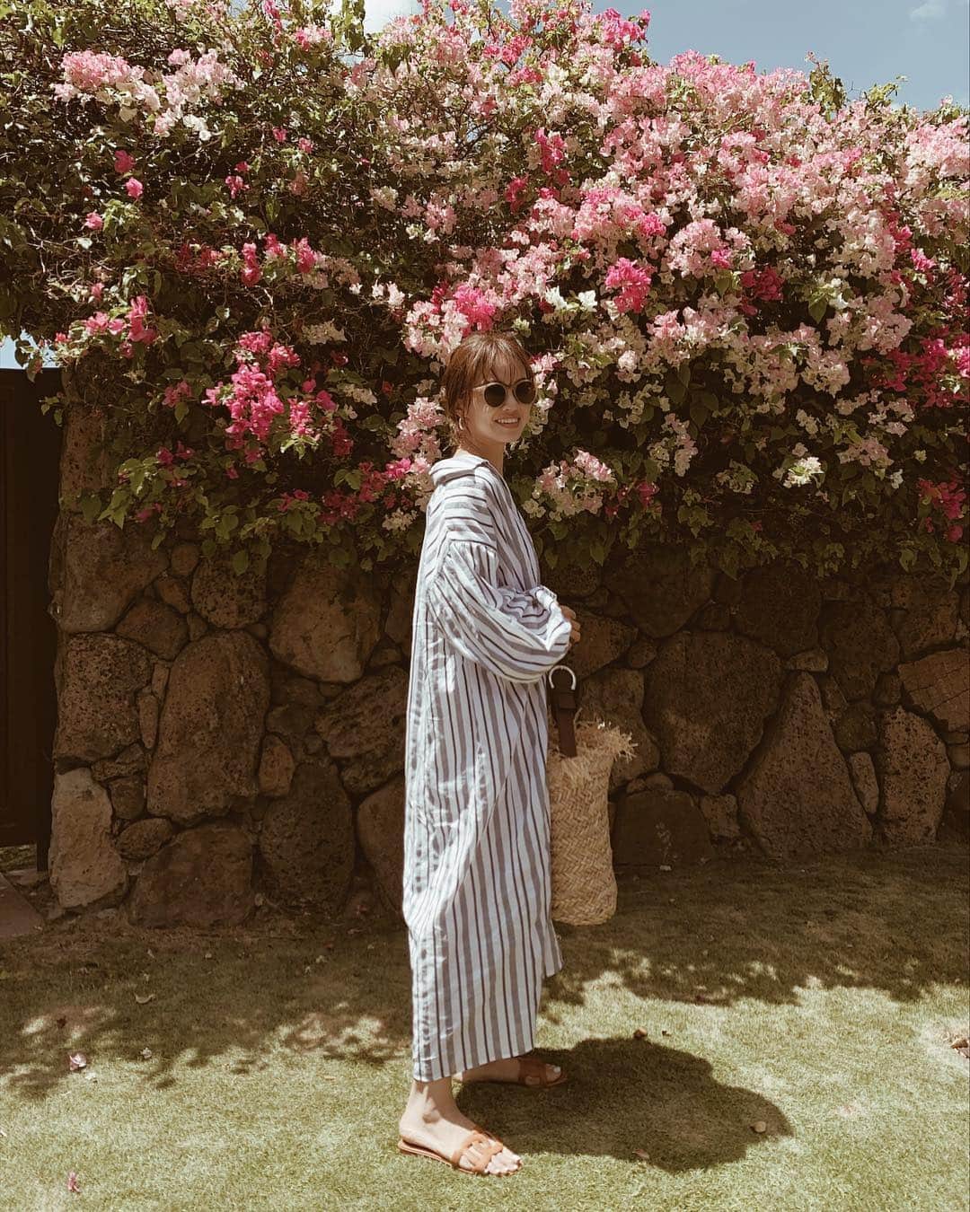 のインスタグラム：「たっぷりボリュームのお袖が可愛いーーー🥰 coordinate考えなくても一枚で可愛いから、こっち来てからめちゃくちゃ着てます😁 ・ #オープンカラーストライプワンピース @fromfirstmusee  #sunglasses @fromfirstmusee  #bag @ajew_official  #サンダル @hermes ・ ・ ・ #fromfirstmusee #Musee #フロムファーストミュゼ#coordinate #ootd #outfit #fashion #mamafashion #ママコーデ #ママコーディネート #ハワイコーデ」