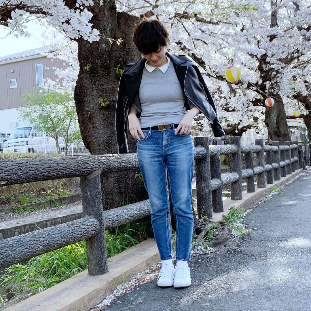 Yukarisuminoさんのインスタグラム写真 - (YukarisuminoInstagram)「着替えて、卒園した幼稚園にランドセル姿を見せに。 それにしてもランドセルの色すごいでしょ、、、(2枚目) パープルに盛られるハート、ジュエル、シルバーステッチ。 いいと思います。 好きなものを選べば。 だって、私だってお気に入りのバッグで毎日過ごしたいもん！ それと同じ事なので、派手でもいい。気に入ったものにして欲しい（笑）ということで、私の好みではないランドセルではありますが本人が毎日ハッピーならいいんじゃない♡(個人的にはキャメルとかが良かったけど、そんなの選ぶはずがない) . ニット #zara  デニム @upperhights  スニーカー @converse_jp  ベルト @maisonboinet . #アラフォーママ #アラフォーファッション #ママファッションプチプラ #ママスタイル #ママさんと繋がりたい #ママスタグラム #ワーキングママ #コーディネート #アラフォーコーディネート #アラフォーママコーデ #コーデ女子 #locari #jマダムのおしゃれ #春コーデ」4月5日 18時14分 - yukarisumino
