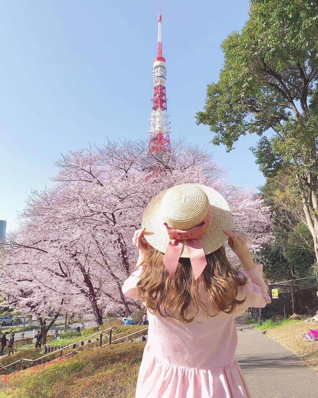 Isakoさんのインスタグラム写真 - (IsakoInstagram)「. #cherryblossom 🌸🌸 @princeparktowertokyo で あやかちゃんのお誕生日のお祝いをして 芝公園で少しお花見もしたよ💓🗼 . 東京タワーと満開の桜🌸 最高のロケーションですね💫💫 . 今日は暑いくらいだったので ワンピース一枚で過ごせてハッピー💓 . . ワンピース @rasmile_official  カンカン帽 @honeysalonbyfoppish . . . . . #sakura#sakura🌸#tokyotower#cherryblossoms#cherryblossom🌸#東京タワー#芝公園#カンカン帽#春コーデ#お花見#お花見コーデ#ワンピース#Rasmile」4月5日 18時21分 - ichaaako