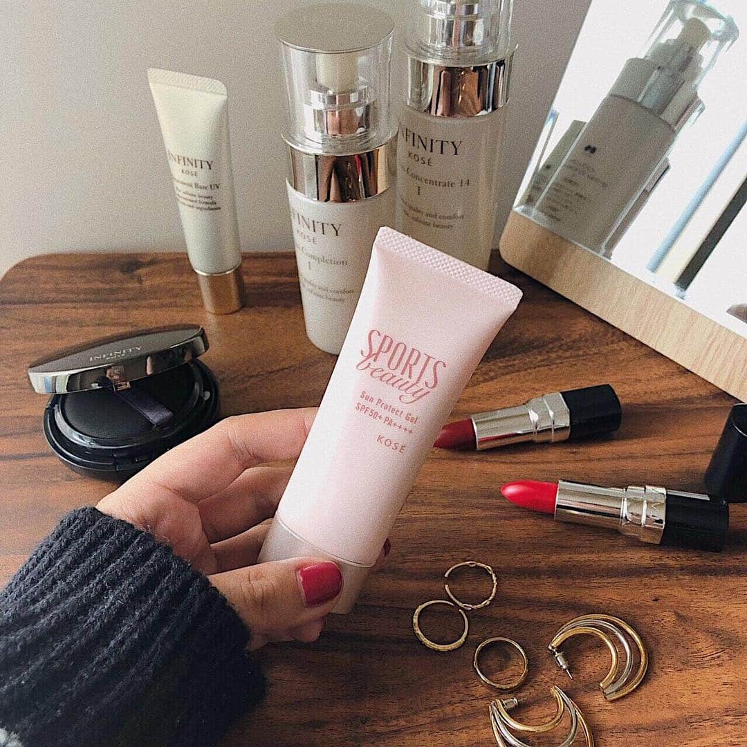KOSE SportsBeautyのインスタグラム：「. 今日の私はみずみずしいつけ心地の「サンプロテクト ジェルタイプ」💄✨ 春はついつい紫外線ケアを忘れがち・・・ SPORTS beautyでしっかり紫外線対策をしましょう♫ ■KOSE SPORTS beauty サンプロテクト ジェルタイプ  #SPORTSbeauty #スポーツビューティ #スポビ  #スポ美 #スポ美クラブ  #KOSE #コーセー #日焼け予防 #日焼け止め #日焼け対策  #紫外線 #紫外線対策 #紫外線予防 #UV #UV対策  #UVミルク  #suncare #美肌 #メタリックピンク #コスメ #コスメ好き #化粧品 #cosme #リップ #ファンデーション  #基礎化粧品 #ゴールド #ゴールドピアス #ポーチの中身」