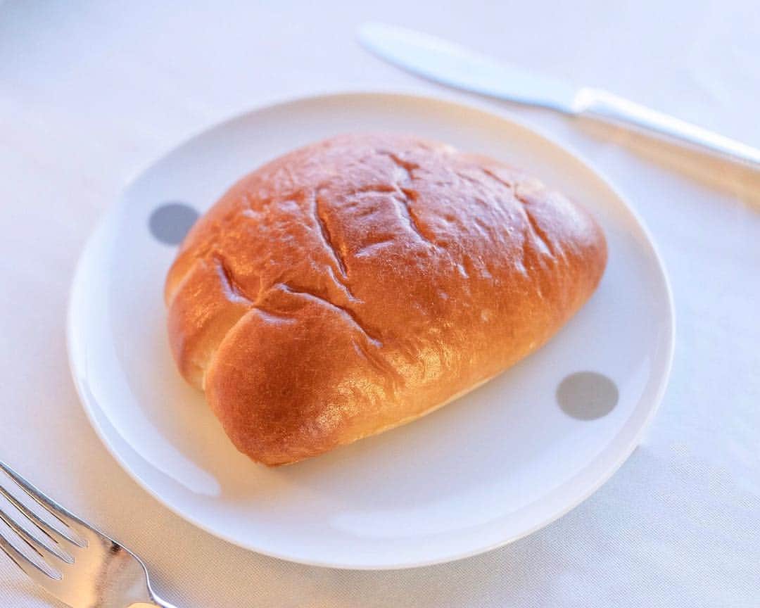 ザ・キャピトルホテル 東急 公式さんのインスタグラム写真 - (ザ・キャピトルホテル 東急 公式Instagram)「地下2階 ペストリーブティック ORIGAMIでお買い求めいただける「ブリオッシュ・クレーム」。 良質なバターとこだわりの卵をふんだんに使ったほのかに甘いブリオッシュ生地で、上質なバニラが香るデザート仕立てのクリームをたっぷり包みました。定番を超えた、ホテル謹製の贅沢なクリームパンで、至福のひとときをご堪能ください。 . "Brioche Creme" available at pastry boutique "ORIGAMI". Inside the sweet brioche using top quality butter and eggs, are generous amount of rich vanilla cream. Enjoy the special moment with our original brioche creme.  #thecapitolhoteltokyu #ブリオッシュクレーム #スイーツ #クリームパン」4月5日 18時29分 - thecapitolhoteltokyu