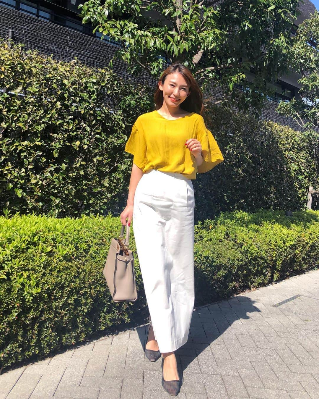 shizuka.watanabeさんのインスタグラム写真 - (shizuka.watanabeInstagram)「♡♡♡ ・ ・ 本日はポカポカだった〜☀️ 半袖で全然平気だったよね！！ ・ 長女は今朝から学校へ🏫 月曜からは次女も新学期を迎えます💛 ・ 年号も変わるしいろいろ新しくなりますね〜！ 私は何も変わらず〜。 ・ ・ ・ ブラウスは @fifth_store  暖かくなったらカラーものが着たくなる💛 ・ fifthは30％OFFクーポン出てるよ♬ ・ ・ ・ #fifth #fifthtl #フィフス #Vネックフレアスリーブブラウス #ブラウスコーデ  #Zara #fendi #fendibag #fendipeekaboo #ELIN #오오티디 #옷스타그램 #데일리록 #fashion #プチプラコーデ」4月5日 18時22分 - shizuka.watanabe