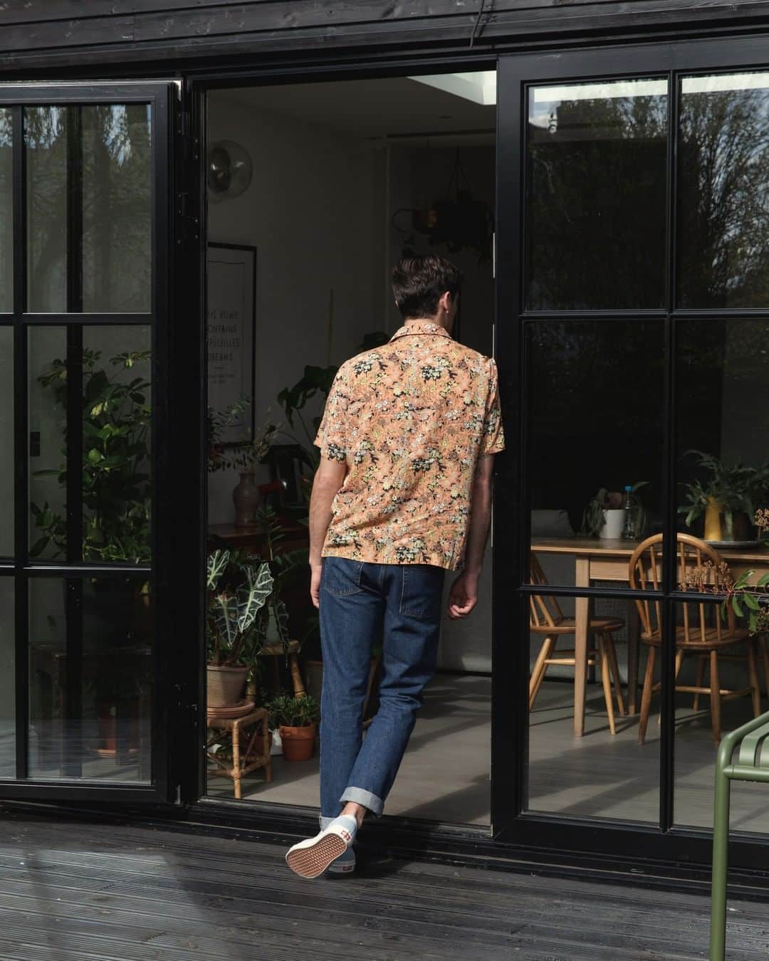 MR PORTERのインスタグラム：「Bloom like the best of them, because floral prints are having a moment (and we know that's groundbreaking)🌼⁣ -⁣ 🛒 Camp-Collar Shirt @ourlegacy (1108137) available now via the link in bio. #MRPORTER」