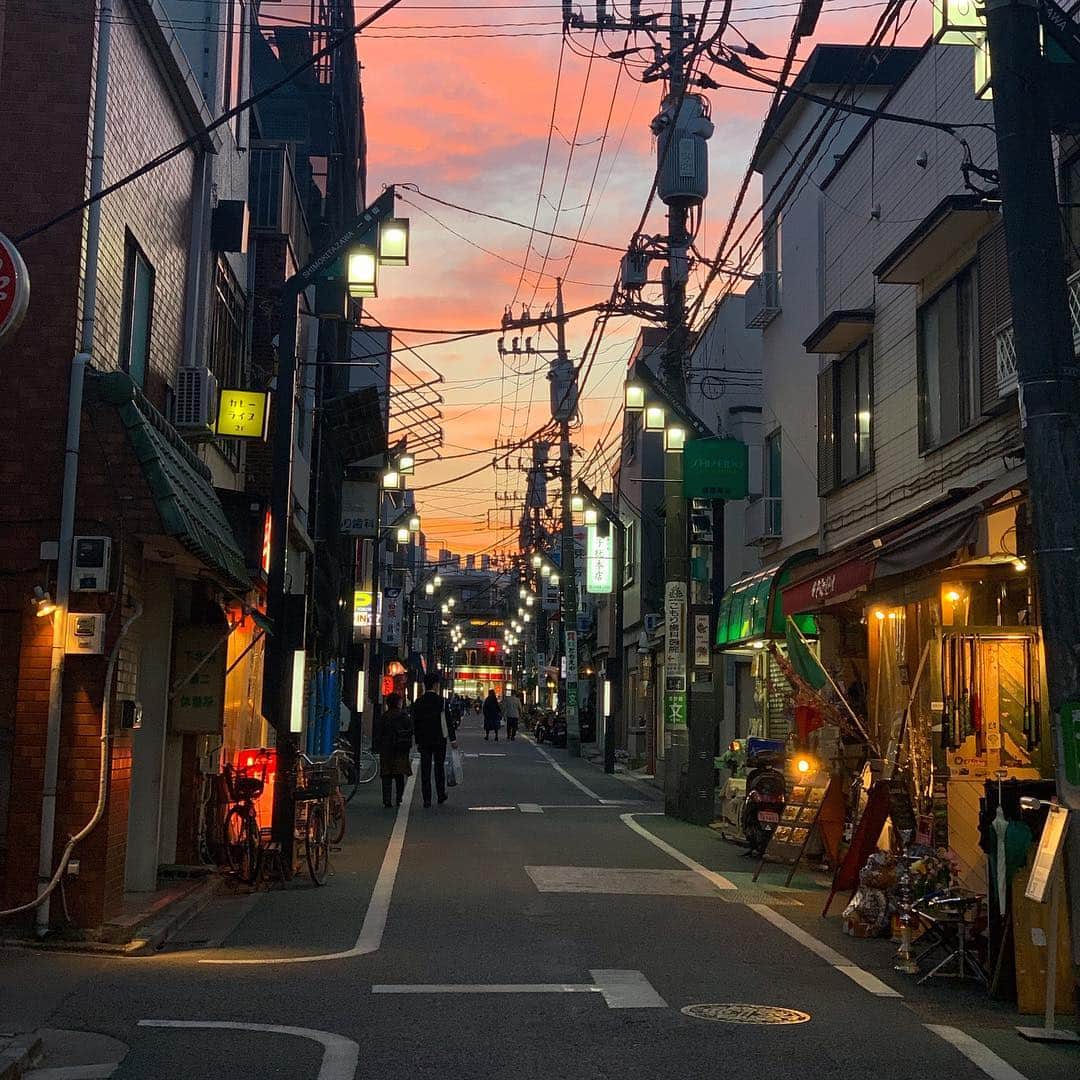 川嵜美佳のインスタグラム：「#夕空 #街並み  この日本語の響き、好き。  風がここちよい  #eveningsky #shimokitazawa #tokyo #japan」