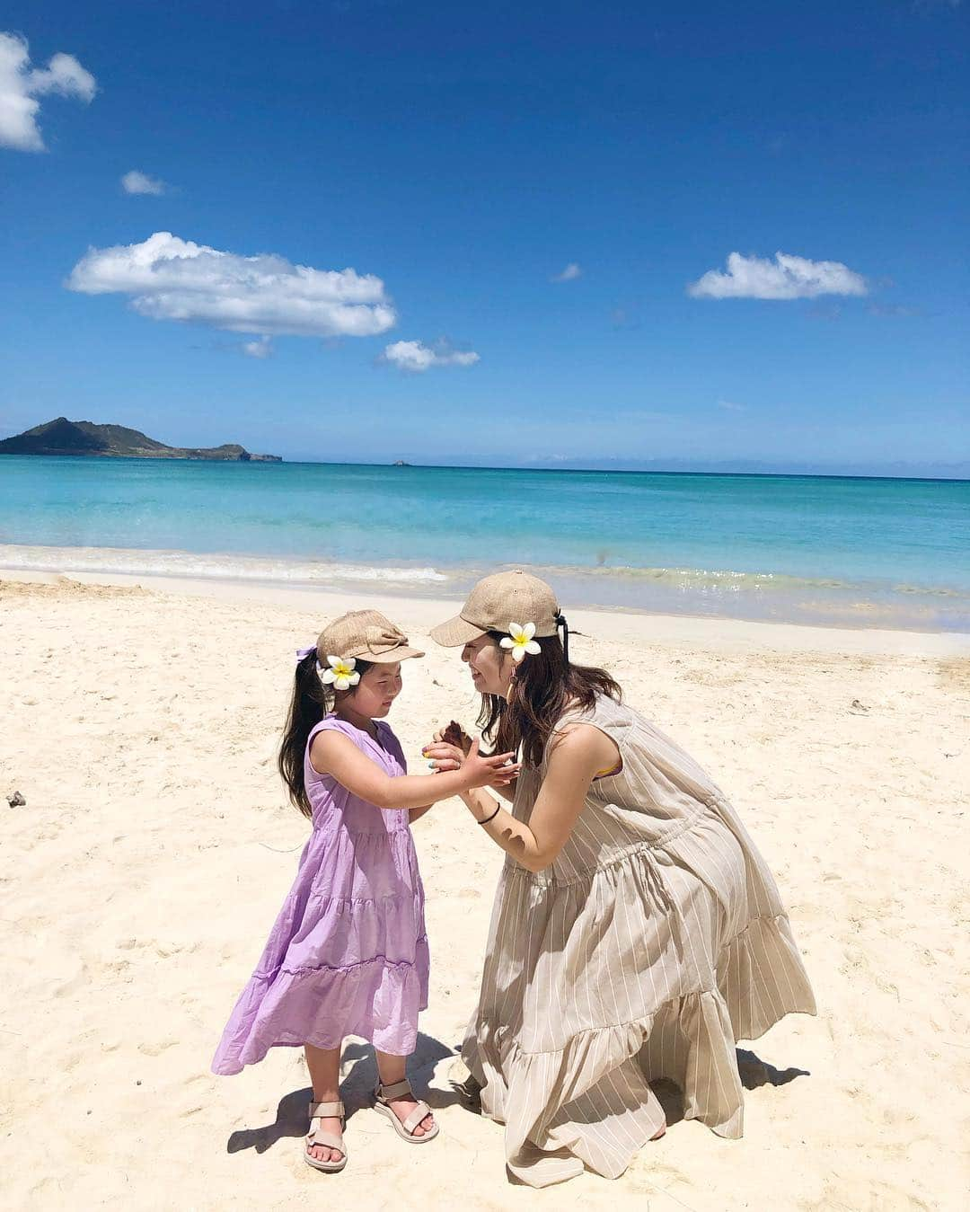 manamisotayutaさんのインスタグラム写真 - (manamisotayutaInstagram)「我が家に帰ってきたぁ‼︎ あっという間の#hawaii 旅行だったなぁ😌🌺 行きたかった場所にたくさん行けたし😌 父母、お義母さん、家族みんなで過ごせてほんと幸せだった☺️ また行けるようにがんばるぞー🏖🌺✨ まだまだまだたくさんhawaii 写真あるので、もう少しお付き合いください☺️ 返事はゆっくり返します😌🙏 ＊ ＊ picは#カイルアビーチ 🏖 ここのビーチは人も少なく、海もほんとに美しくて感動✨✨ 日曜に開催されている #カイルアタウンファーマーズマーケット  にも行ったよ♡ 野菜や果物がたくさん売っていたり、地元の方のライブや、kids向けのワークショップもあったりして、すっごく楽しかったなぁ♪ ローカルフードも美味しかった😋❤︎ hawaii の田舎という感じでゆったり地元を感じられるよ♪ ・ ・ pic3.4 この日も 3世代リンクコーデ😁💗 ＊ ＊ mama/ばぁば👩👵🏻 onpeace @titivatejp  #titivate #titivatestyle ・  kids👧 onpeace @globalwork_official  #globalwork shoes @outletshoes_official ＊ ＊ ＊ #親子コーデ#trip#旅行#ハワイ#双子コーデ#カイルアビーチ #ハワイ旅行 #海#母娘コーデ #genic_hawaii  #南国#カベジョ#gw_mag  #タビジョ#女子旅  #mamagirl #ponte_fashion #locari  #mineby3mootd #retrip_hawaii#ママタビジョ#genic_hawaii#アロハタビジョ」4月5日 18時26分 - manamisotayuta