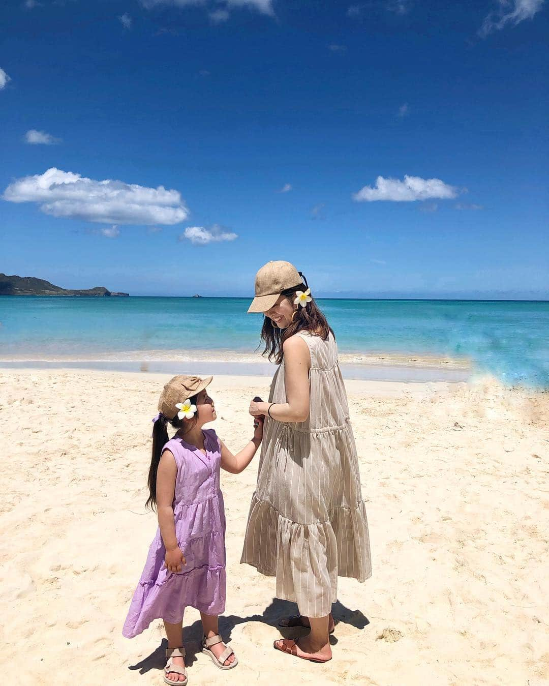 manamisotayutaさんのインスタグラム写真 - (manamisotayutaInstagram)「我が家に帰ってきたぁ‼︎ あっという間の#hawaii 旅行だったなぁ😌🌺 行きたかった場所にたくさん行けたし😌 父母、お義母さん、家族みんなで過ごせてほんと幸せだった☺️ また行けるようにがんばるぞー🏖🌺✨ まだまだまだたくさんhawaii 写真あるので、もう少しお付き合いください☺️ 返事はゆっくり返します😌🙏 ＊ ＊ picは#カイルアビーチ 🏖 ここのビーチは人も少なく、海もほんとに美しくて感動✨✨ 日曜に開催されている #カイルアタウンファーマーズマーケット  にも行ったよ♡ 野菜や果物がたくさん売っていたり、地元の方のライブや、kids向けのワークショップもあったりして、すっごく楽しかったなぁ♪ ローカルフードも美味しかった😋❤︎ hawaii の田舎という感じでゆったり地元を感じられるよ♪ ・ ・ pic3.4 この日も 3世代リンクコーデ😁💗 ＊ ＊ mama/ばぁば👩👵🏻 onpeace @titivatejp  #titivate #titivatestyle ・  kids👧 onpeace @globalwork_official  #globalwork shoes @outletshoes_official ＊ ＊ ＊ #親子コーデ#trip#旅行#ハワイ#双子コーデ#カイルアビーチ #ハワイ旅行 #海#母娘コーデ #genic_hawaii  #南国#カベジョ#gw_mag  #タビジョ#女子旅  #mamagirl #ponte_fashion #locari  #mineby3mootd #retrip_hawaii#ママタビジョ#genic_hawaii#アロハタビジョ」4月5日 18時26分 - manamisotayuta