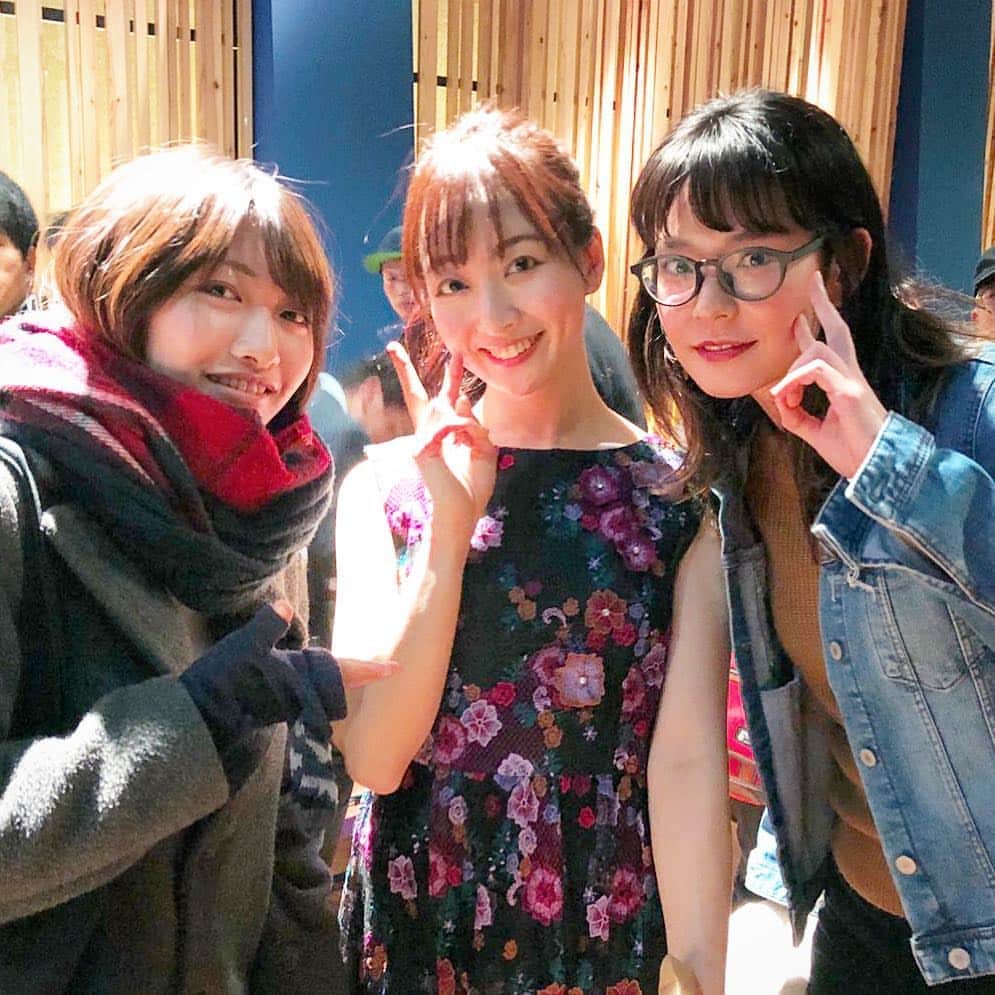 のインスタグラム：「. . あゆみっぴとりえさん ライブ来てくれました！ ありがとうございます🤗 呑める3人❤️ . 他にも来てくれた方と 写真撮れなかったけど ありがとうございました💓 .  #guitar @ayumi_355 #bass @eriiwaka」