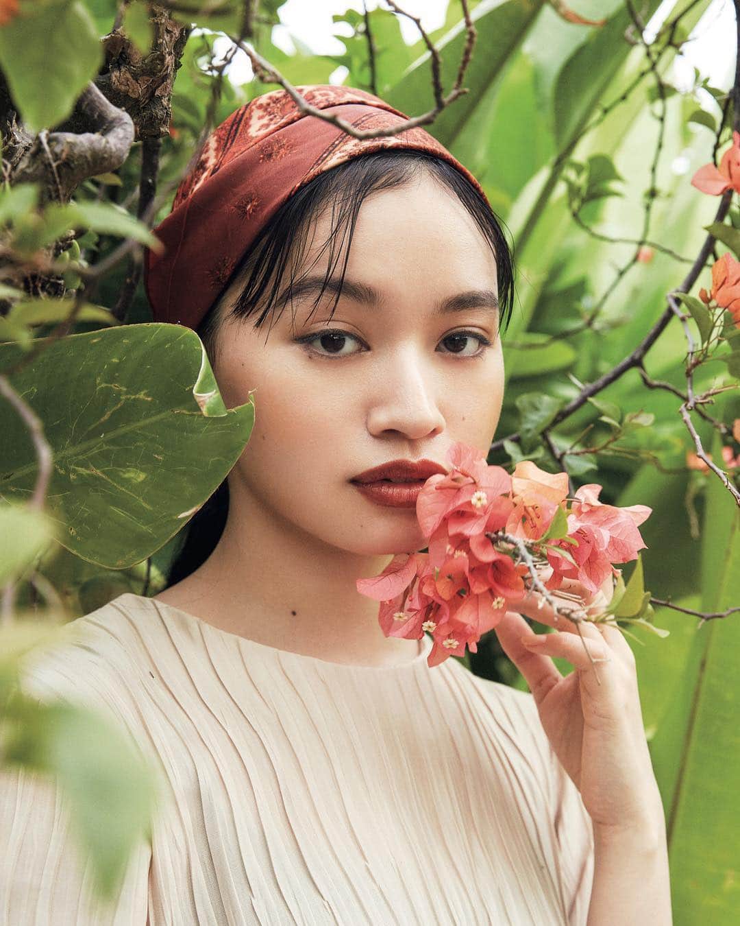 SPRiNGさんのインスタグラム写真 - (SPRiNGInstagram)「アラサーからの女を磨く、オトナトリップ✈️ 刺激を求める旅もよいけれど、たまには癒しと贅沢も必要！ がんばりすぎなアラサー女子のためにインドネシア・バリ島でのオトナトリップを特集🏝  写真映えするおしゃれなカフェや贅を尽くすリゾート&ヴィラスをたっぷりと紹介。  贅沢体験をすることで、本来の活力を取り戻しませんか？💪 . . . . . . . . . . . photographs_MAKIKO OBUCHI  hair&make-up_AOI NAGASAWA  model_SHIHORI HANANOE  #SPRiNG5月号 #SPRiNG#springmagazine #fashion#cosm #オトナ旅#オトナトリップ#インドネシア#バリ島 #大人の贅沢#癒し#カフェ#リゾート#休息」4月5日 18時38分 - spring_tkj