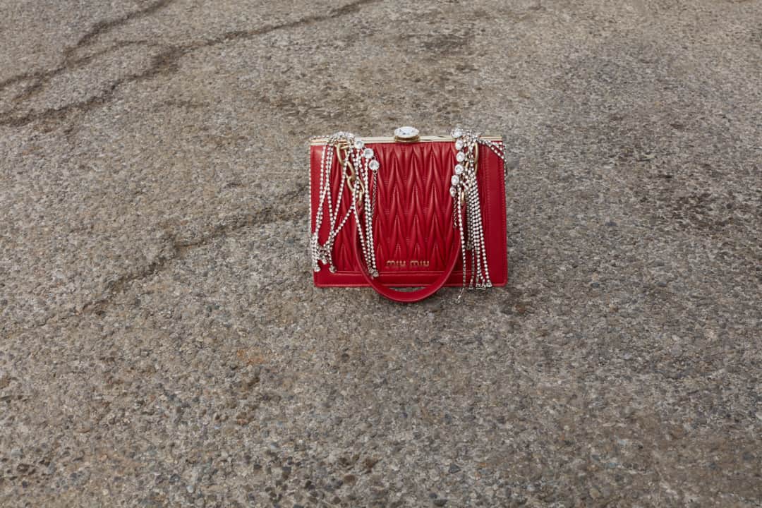 のインスタグラム：「A leading role in a hypothetical story. The #MiuSolitaire captured for ‘Characters & Narratives’ by @Alice_Eneale & @LottaVolkova. #MiuMiuSS19」