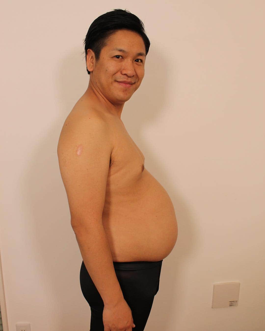川島章良さんのインスタグラム写真 - (川島章良Instagram)「. . . 今日からダイエットを始めたいと思います。 まず、何故始めるかといいますと、、 皆さまからずっと心配される声。 『また病気になっちゃう。』 『腹がヤバすぎ』 『妊娠してるんですか？』 #きあちゃん に関してはぼくのお腹に赤ちゃんがいると信じてます。 . . . 痩せなきゃと思い。ずっと痩せてなかった。笑笑 #アイドル もやってるのに、10キロ痩せますと#秋元康 さんの前でも言ったし、 でも一番は @natsuki0624kia に 『身体が心配だから痩せて』と ずーと言われてて。 . . . そこで資格マニアでもある私川島は9個目の資格をとりました。 『ダイエット検定2級』 これで資格が9個目になりました。  ダイエットのことをまなんでより勉強して1級やダイエットイストラクターという上位資格まで目指しております。  そうしたら色々と見えてきそうなので勉強しつつ皆さんに情報をなげますね。  だしを中心にだし料理でやせていく  だしダイエットというのを思いつきました。  なので日本ダイエット健康協会の理事で医学博士でもある古谷暢基さんに色々と相談しながらやっていきたいと思います。  とりあえず3カ月で10キロぐらい減を目指してます。 . . . #ダイエット#だし#だしダイエット#ダイエット検定#今日からダイエット#お腹やばい#資格」4月5日 18時31分 - hannyakawashima