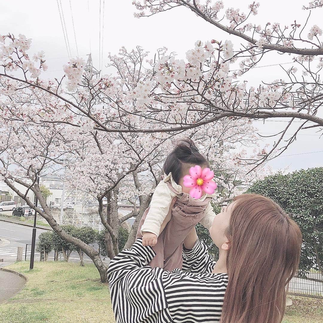 二宮璃子さんのインスタグラム写真 - (二宮璃子Instagram)「この笑顔がたまらない🥰💗💗 桜見に行ったけど綺麗やった〜🌸 #女の子ベビー #赤ちゃん #ベビー #女の子コーデ #生後5ヶ月 #ヘアバンド #女の子ママ #親子」4月5日 18時32分 - riixten