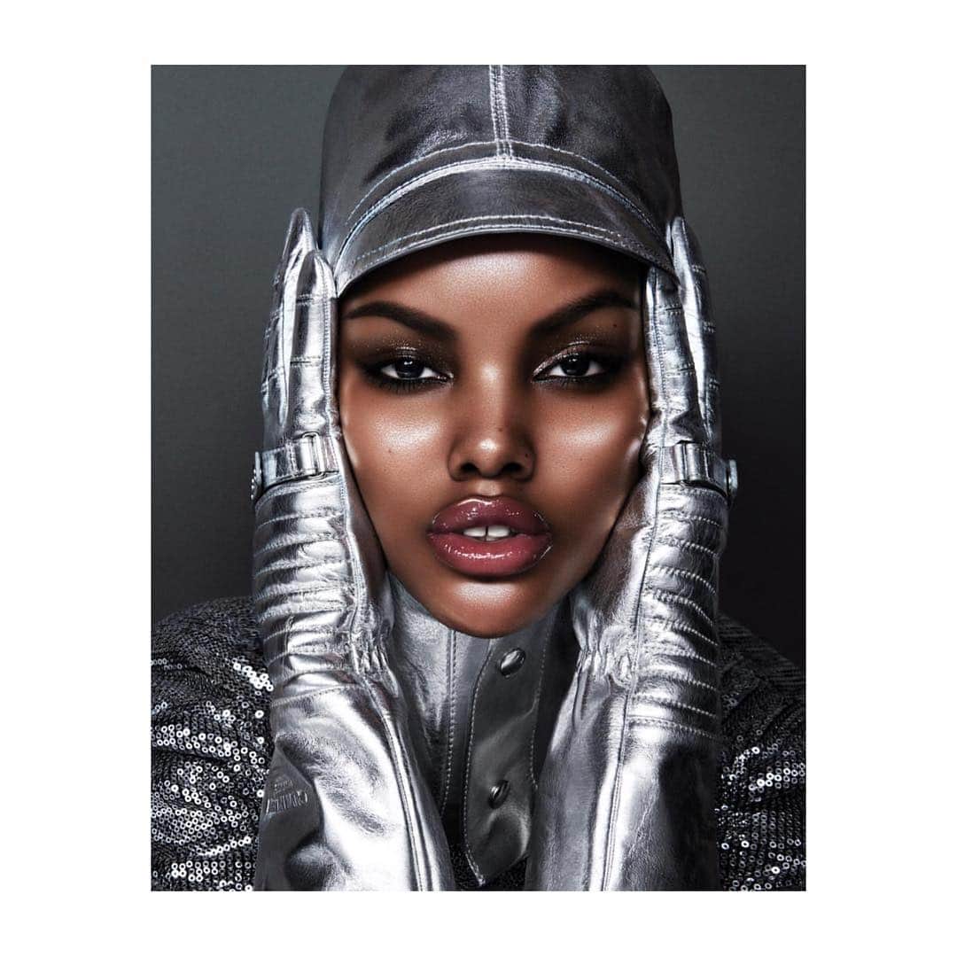 デニズテルリさんのインスタグラム写真 - (デニズテルリInstagram)「Completely obsessed with this gorgious image of @halima,who is the first hijabi wearing top model ever! This is just 💥. The silver on silver is causing all sorts ideas in my head.  #halima #hero #muslim #inspiration #rolemodel #silver #girlboss #fashion #topmodel #african」4月5日 18時34分 - deniz_terli