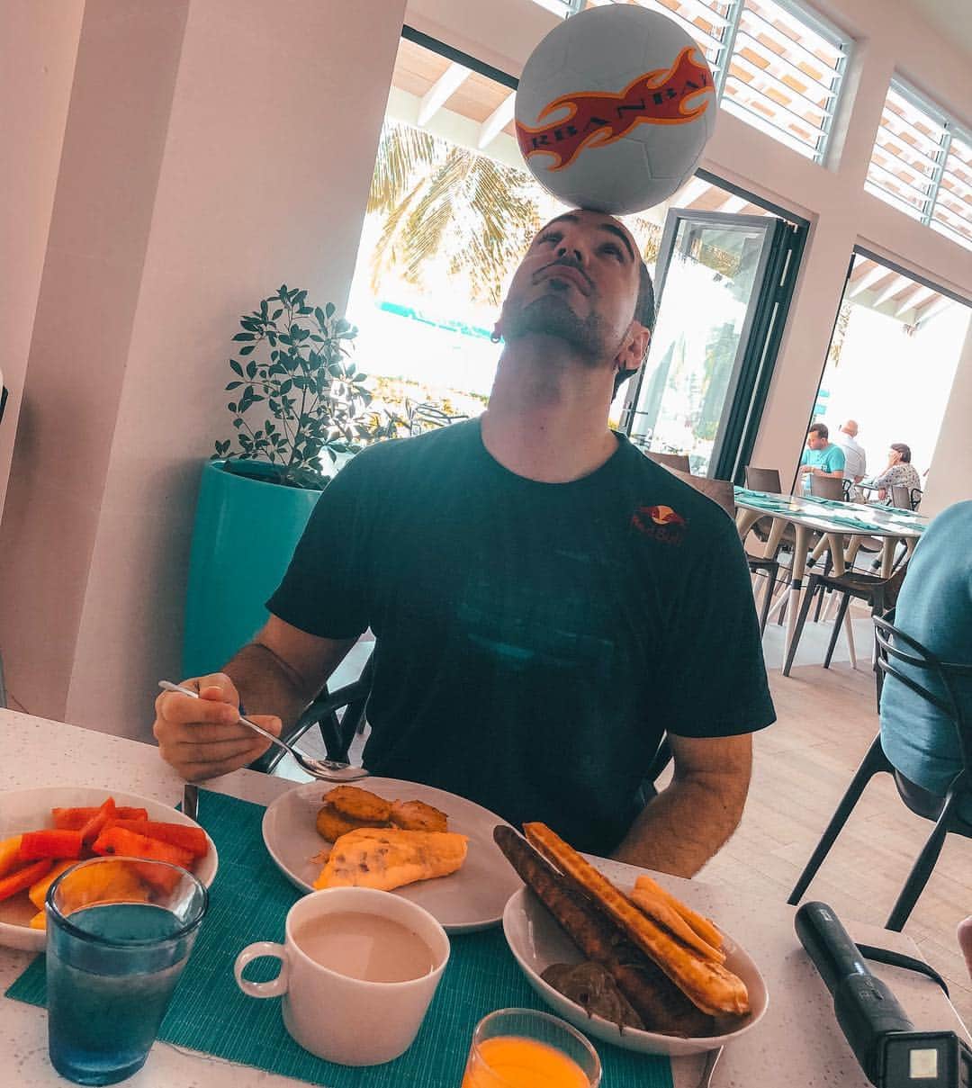ショーン・ガルニエさんのインスタグラム写真 - (ショーン・ガルニエInstagram)「Breakfast like a boss ! 🥖🥐🍰🍧 Do you think I can eat with the ball on my head ? ⬇️ @kandima_maldives」4月5日 18時35分 - seanfreestyle