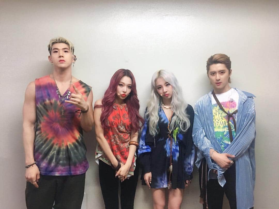 K.A.R.Dさんのインスタグラム写真 - (K.A.R.DInstagram)「[#KARD] 칻둥이는 히든카드를 보자마자 현기증이 없어졌답니다😎 너무 행복한 하루였어요💙💣 . #BM #JSEPH #SOMIN #JIWOO #KARD #KARD_밤밤_Bomb_Bomb」4月5日 18時41分 - official_kard