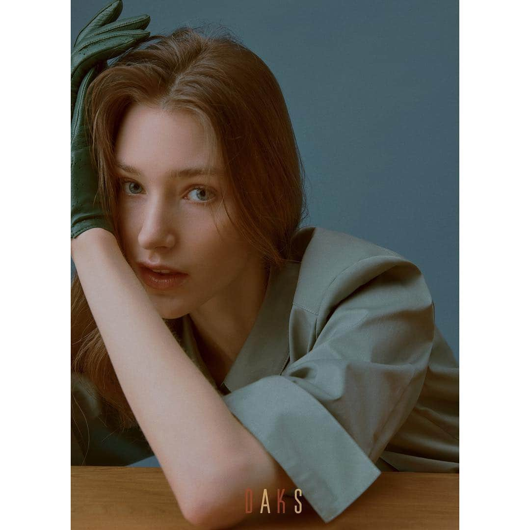 DAKS Koreaさんのインスタグラム写真 - (DAKS KoreaInstagram)「• DAKS ladies  19SS Portrait of a Lady  여성의 가장 멋진 순간 을 함께하며 스타일을 빛내주는 닥스 레이디스가 올해 125주년을 맞이했습니다. 이번 봄여름은 Portrait of a lady 라는 테마로 닥스가 추구하는 다양한 여인의 모습을 생생하게 담아봅니다.  4월,CONFIDENT LADY  한층 따뜻한 4월에는 활동성과 실용성에 집중합니다. 매사에 주체적으로 움직이는 여자들을 위해 닥스 레이디스는 감각적인 워크웨어(Workwear)를 준비했습니다. 닥스 특유의 편안하지만 결코 긴장감을 놓치지 않는, 그리고 실용성과 유니크함까지 갖춘 아이템들이 영민한 그녀들의 매일을 자신감 있게 완성합니다.  익숙한 아이템에 물든 카키 컬러의 힘은 생각보다 강합니다. 깔끔한 셔츠에 더해진 카키는 블랙이나 화이트보다 뻔하거나 지루하지 않고, 세련된 인상을 더합니다. 게다가 부드러운 소재까지 더해지면 뛰어난 활용도를 자랑합니다. 가벼운 소재의 은은한 카키 컬러 셔츠는 매일 손이 가는 티셔츠처럼 어떤 컬러의 하의와 매치해도 모던한 스타일을 완성합니다.  _ [카키 로고배색 면혼방 7부소매셔츠] #DLSH9B313K1  #닥스 #닥스레이디스 #닥스125주년 #엄마선물 #daksladies #패션 #할인 #특가 #세일 #ootd #fashion」4月5日 18時42分 - dakskorea_accessories