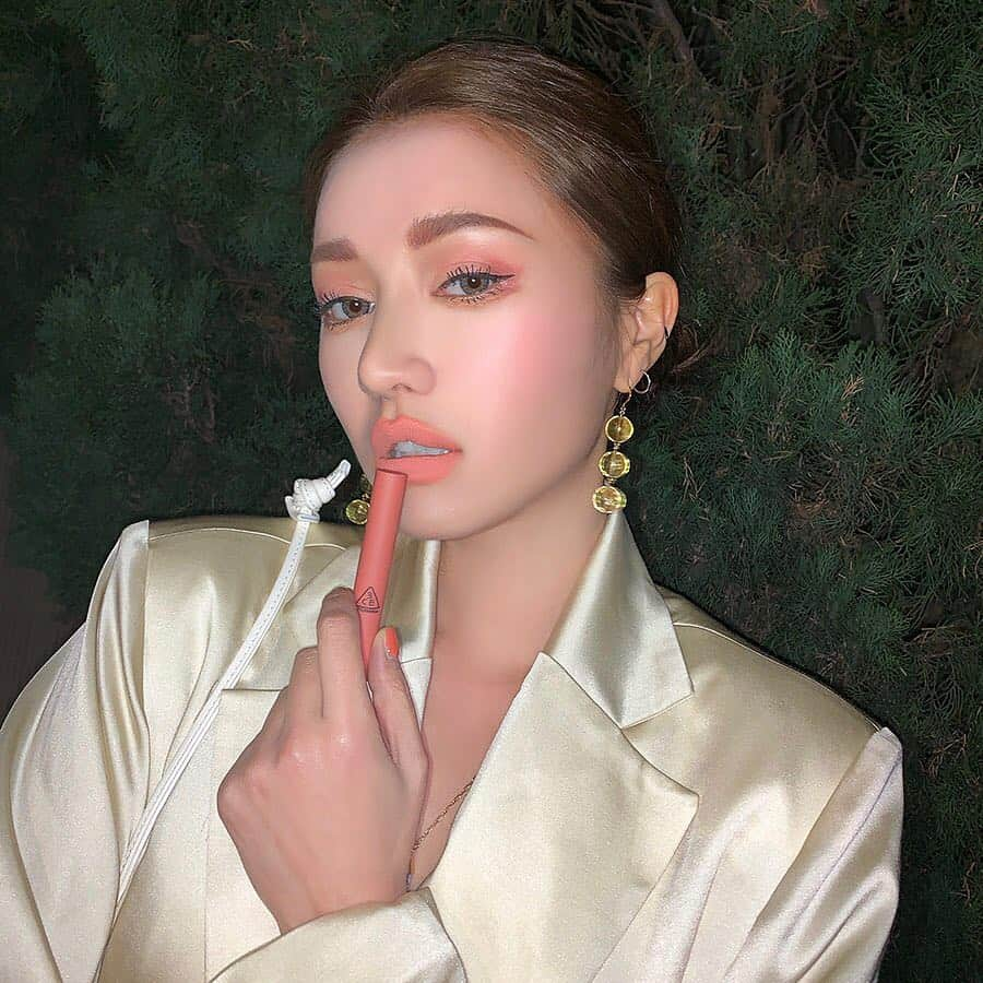 3CE Official Instagramさんのインスタグラム写真 - (3CE Official InstagramInstagram)「#fridaymood 오늘, 확실한 존재감을 남겨줄 립 컬러💄 3CE SLIM VELVET LIP COLOR #PEACHPLAY #3ce #3cemoodforblossom」4月5日 18時43分 - 3ce_official