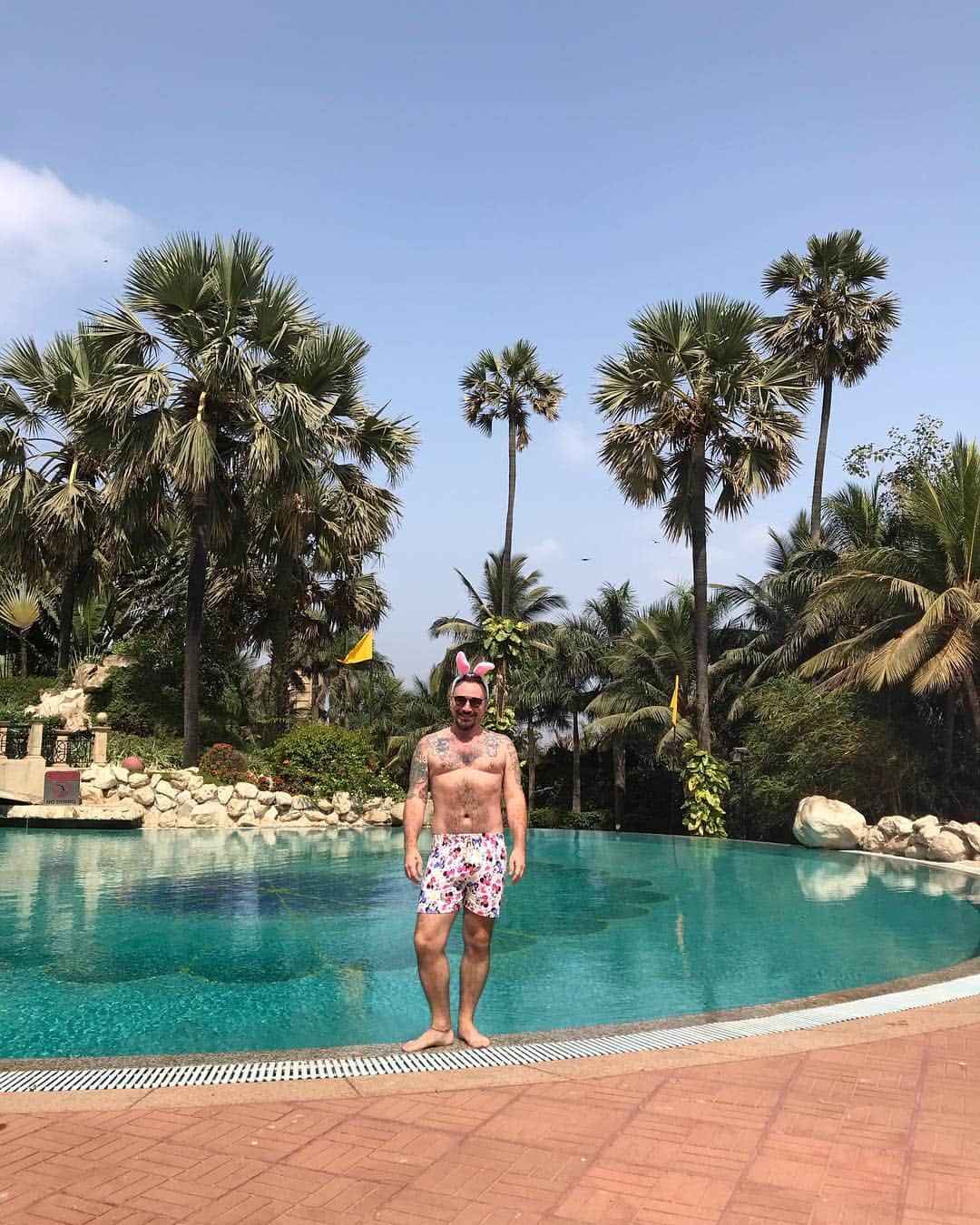 ジャンポールレスパナールのインスタグラム：「. So here I am. Back in Bombay for few days to celebrate my 40th anniversary with my friends. Tonight we go to my favourite restaurant which is something in between a club and a dining place (you eat while you dance or you dance while you eat I don’t know what describe this place best) Being here for this important moment in my life is probably the best thing that could happen.  1st because I LOVE being here and I LOVE my life here and my friends and colleagues here are pure gems of the country. Looking at people’s life in a cultural space that is not part of your usual routine brings you other points of view and perspectives. 2nd because this trip is the consecration of 2 years of hard work to make this @extra__ordinaire project happening. And basically the resume of my last 10 years of work.  Looking back at it, I am so happy about this fantastic path I have been through. It was for sure not easy BUT it was worth doing it. From fashion to live performances to art exhibitions, I cherish every pieces of it. Biggest souvenirs are the Hyères festival (and not only for the prizes 😏), my shows during Paris fashion week (special mention to the Maatjes and the Cheese on Fleek collections), my teaching at Institut Francais de la Mode, my Till We Drop exhibition at galeries lafayette , my collaboration with CREAHM, my fancy/messy kids workshop, my trips to Japan, Mexico, Papua 😍, America, China, Korea  to name a few, my Reflection exhibition at musée de la mode, my tattoo by and with Wim Delvoye (life achievement), the 1000th costume of Manneken Pis (2nd life achievement), my collaborations with Yelle ♥️, Meg Stuart, Damien Jalet (OMG this time together in Mexico! 📡), Boris Charmatz (especially 10.000 Gestures in Manchester which was a visual epiphany to me), and last but not least; this fashion show/collection we did in Bombay in 10 days with my dear students (I think that everybody who participated to this project is going to remember it forever 🤣) Here we go for round 3. I can tell you that I am ready to kick some asses because round 2 trained me super well. What you saw until now is just an avant gout of what I can do 💪🏼. Belgium lets celebrate soon!」
