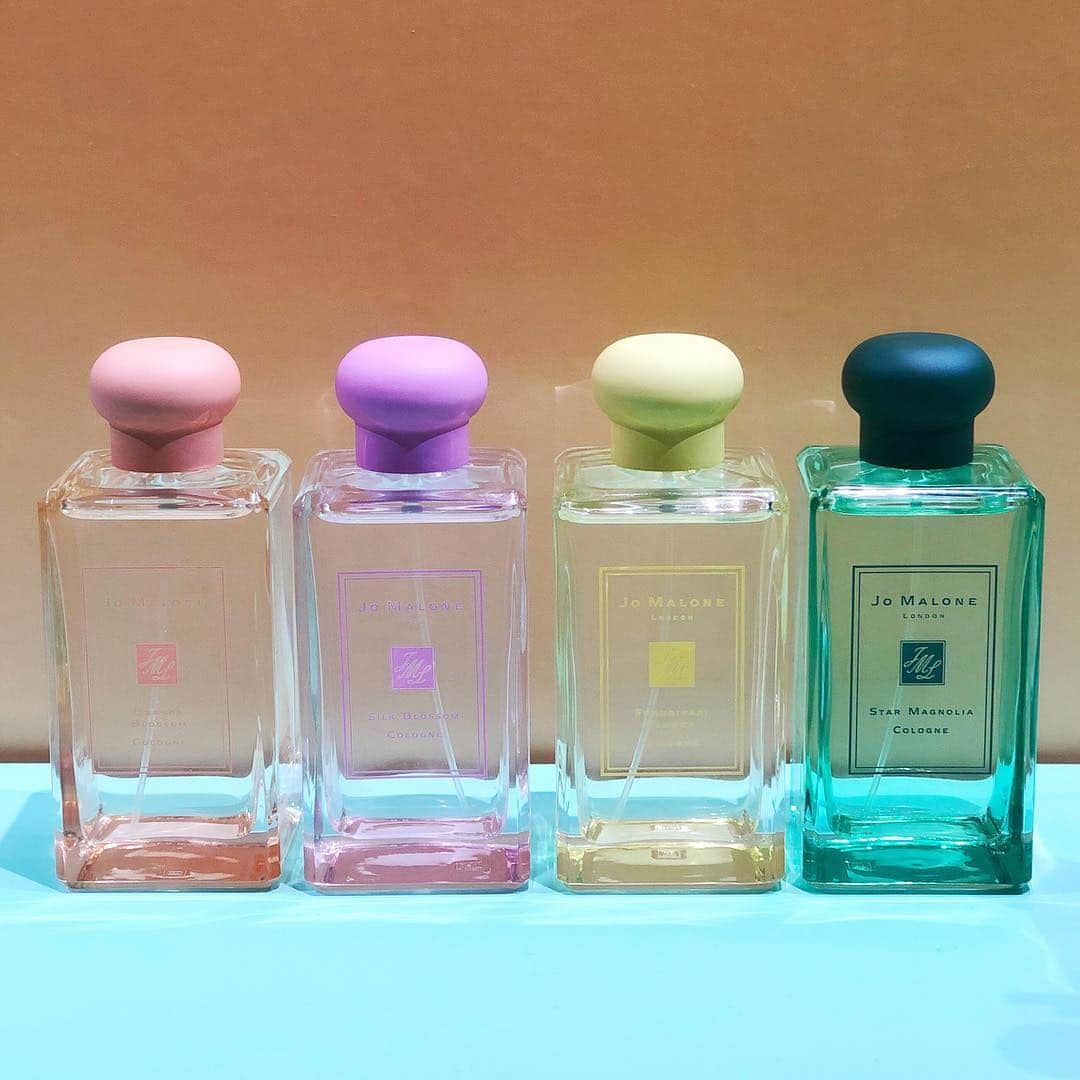 VOCE編集部さんのインスタグラム写真 - (VOCE編集部Instagram)「#JOMALONE の 新作 #フレグランス ✨﻿ ﻿ 本日4/5に数量限定発売となった、﻿ ジョー マローン ロンドンの #ブロッサムズ コレクション。﻿ ﻿ その中でも新しい香りは、黄色いパッケージの、﻿ フランジパニ フラワー コロン。﻿ フランジパニの太陽の暖かさも感じる甘い香りは、﻿ 纏っただけで、すぐにリゾート地に行ったような解放感が😍﻿ ﻿ さらにこのブロッサムズ コレクションの発売を記念して、﻿ 今日と明日の2日間、表参道SIDEにて、スペシャルイベントも開催！﻿ ブロッサムズの世界観を楽しみながら、 #小田切ヒロ さん考案の、﻿ #ヘアアレンジ も受けられるというステキなイベントです。﻿ ﻿ 明日お近くにお寄りの際にはぜひ！﻿ （ウェブサイト担当SM）﻿ ﻿ #voce #vocemagazine﻿ #ヴォーチェ #新作コスメ #デパコス #コスメマニア #コスメ好きさんと繋がりたい #香水 #ジョマロ #フランジパニ #フランジパニフラワーコロン #コロン」4月5日 18時52分 - vocemagazine