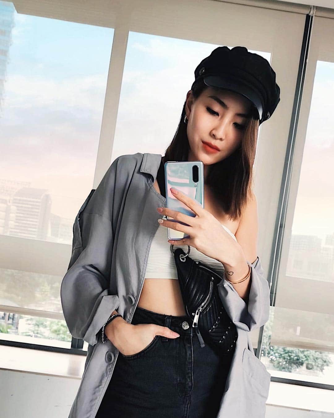 ソニアのインスタグラム：「Edgy. Bold. Stylish. Don’t miss the epic launch of the brand new HUAWEI P30 series at VivoCity Central Court L1 on 6 April, between 10am to 10pm! Be the first to get your hands on this sleek and incredible device 💯 . @limrebecca, @romeotan and myself will be there between 2-4pm and we’d love to hang out with you, so see you there!! . #RewriteTheRules #HuaweiP30 @huaweimobilesg」