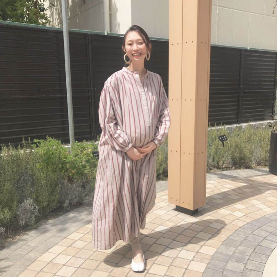 保木ちひろさんのインスタグラム写真 - (保木ちひろInstagram)「検診day...9ヶ月入りました🤰🏻🌼 助産師さんに👩🏻‍⚕️🌼 『ママ小さいけどパパ大きいから 赤ちゃん大きくなる可能性高いから 頑張ってね』  って言ってもらって… えっ！そうなの⁉︎ってドキドキ😳 🙋🏻‍♀️154㎝🙋🏻‍♂️184㎝ _ お腹ぽっこりしてきて ワンピースばっかり着てる🤭 やっぱりラクだな💗 #hholic #マタニティコーデ#妊婦コーデ#プレママ#妊婦#マタニティ#初マタ#マタニティライフ#妊娠生活#出産準備#妊娠9ヶ月」4月5日 19時04分 - hokichihiro