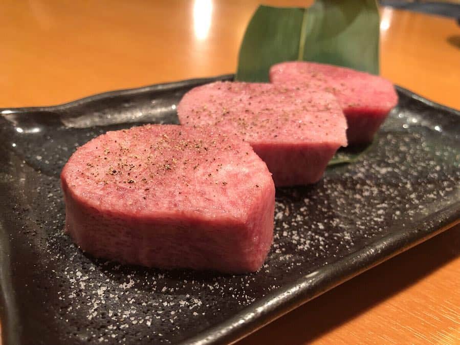 内藤理沙さんのインスタグラム写真 - (内藤理沙Instagram)「* * 〖 焼肉 しみず 〗 厚切りタン求め❤ 感動的おいしさでした🤤💕 予約時間少し遅めだったからお腹空いてたんだけど、何も食べず我慢して行ってよかった😭❤ * すぐにでもまた食べたい❤ *  #instafood #yakiniku #焼肉 #肉食女子 #不動前 #厚切りタン  #食べログ百名店 #焼肉しみず #risapigram」4月5日 19時04分 - risa_naito_official
