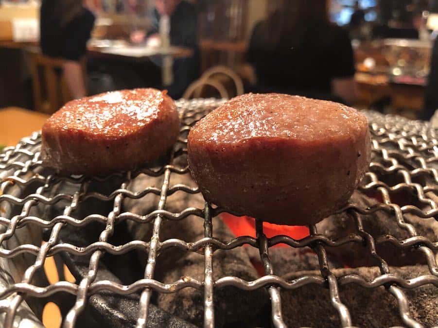 内藤理沙さんのインスタグラム写真 - (内藤理沙Instagram)「* * 〖 焼肉 しみず 〗 厚切りタン求め❤ 感動的おいしさでした🤤💕 予約時間少し遅めだったからお腹空いてたんだけど、何も食べず我慢して行ってよかった😭❤ * すぐにでもまた食べたい❤ *  #instafood #yakiniku #焼肉 #肉食女子 #不動前 #厚切りタン  #食べログ百名店 #焼肉しみず #risapigram」4月5日 19時04分 - risa_naito_official