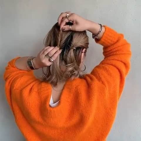 のインスタグラム：「✔style by @younegi 【 #ALBUM動画_アレンジ_セルフ】 ↑別パターンはこちら↑ . cut + color ¥3,500~ double color ¥8,000~ treatment ¥2,000~ etc... ※店舗により料金が異なります。 . . くるりんぱでボリュームを出したアレンジ◎ . 耳から上の髪の毛を３つに別けて くるりんぱしてボリュームを出します . 最後に１つにまとめて、クリップで留めたら完成です◎ . . こちらのスタイルは 原宿店の根岸 優（ @younegi ） が担当いたしました！ . 何かご不明点がございましたら お気軽にコメントください。 . 担当スタイリストからも コメントいたします！ . ALBUM（ @album_hair ） . . TV、CM、映画、広告、タレント、 ミュージシャン、雑誌、ブライダルなどの ヘアメイクも承っております。 . 【お問い合わせ先】 ALBUM OFFICE TEL / 03-6712-5547 FAX / 03-6712-5548 MAIL / info@album-hair.com . . . #ミディアム #ミディアムヘア #美容室 #ヘアスタイル #ヘアセット #カラー #ハイライト #グレージュ #外国人風カラー #ハイライトカラー #ヘアアレンジ #アレンジ #くるりんぱ #前髪 #インサ#美容師 #髮型 #髮型師 #髮型設計#攝影 #染髮 #发型 #護髮 #日系髮型#ทรงผม #헤어 #염색 #단발머리 #haircolor」