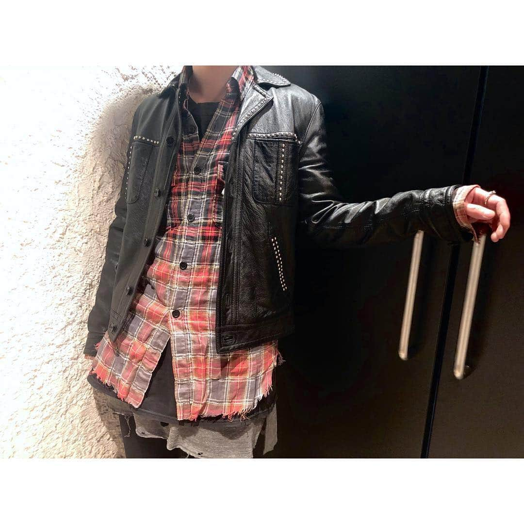 RINKAN渋谷店さんのインスタグラム写真 - (RINKAN渋谷店Instagram)「【2F New Arrival】 《SAINT LAURENT》 "Multi Studs" 16SS... ㅤㅤㅤㅤㅤㅤㅤㅤㅤㅤㅤㅤㅤ エディスリマンが手がけたサンローランのコレクションの中でもヴィンテージテイストが強い16SS。さらにその中でも、より70'Sを感じられるアイテムのご紹介です。フラップのないポケットやパイピングの様にデザインされたスタッズ、前合わせはジップではなくボタンの70's感の強いデザイン。一見派手に見えますがサンローランらしいタイトなシルエットや、やり過ぎてないデザインがヴィンテージテイストとマッチし非常に使いやすいアイテムになっております。是非店頭にてご覧ください。 ㅤㅤㅤㅤㅤㅤㅤㅤㅤㅤㅤㅤㅤ #rinkan #shibuya #saintlaurent #saintlaurentparis #dior #diorhomme  #louisvuitton #lv #amiri #rickowens #balmain #celine #celinebyhedislimane #prada #burberry #valentino #maisonmargiela #thombrowne #acnestudious #hermes #cartier #fendi #rafsimons #calvinklein #givenchy #yohjiyamamoto #commedesgarcons #sulvam #sacai RINKAN 渋谷店 03-5458-3050 渋谷区神南1-12-16」4月5日 18時59分 - rinkan_shibuya