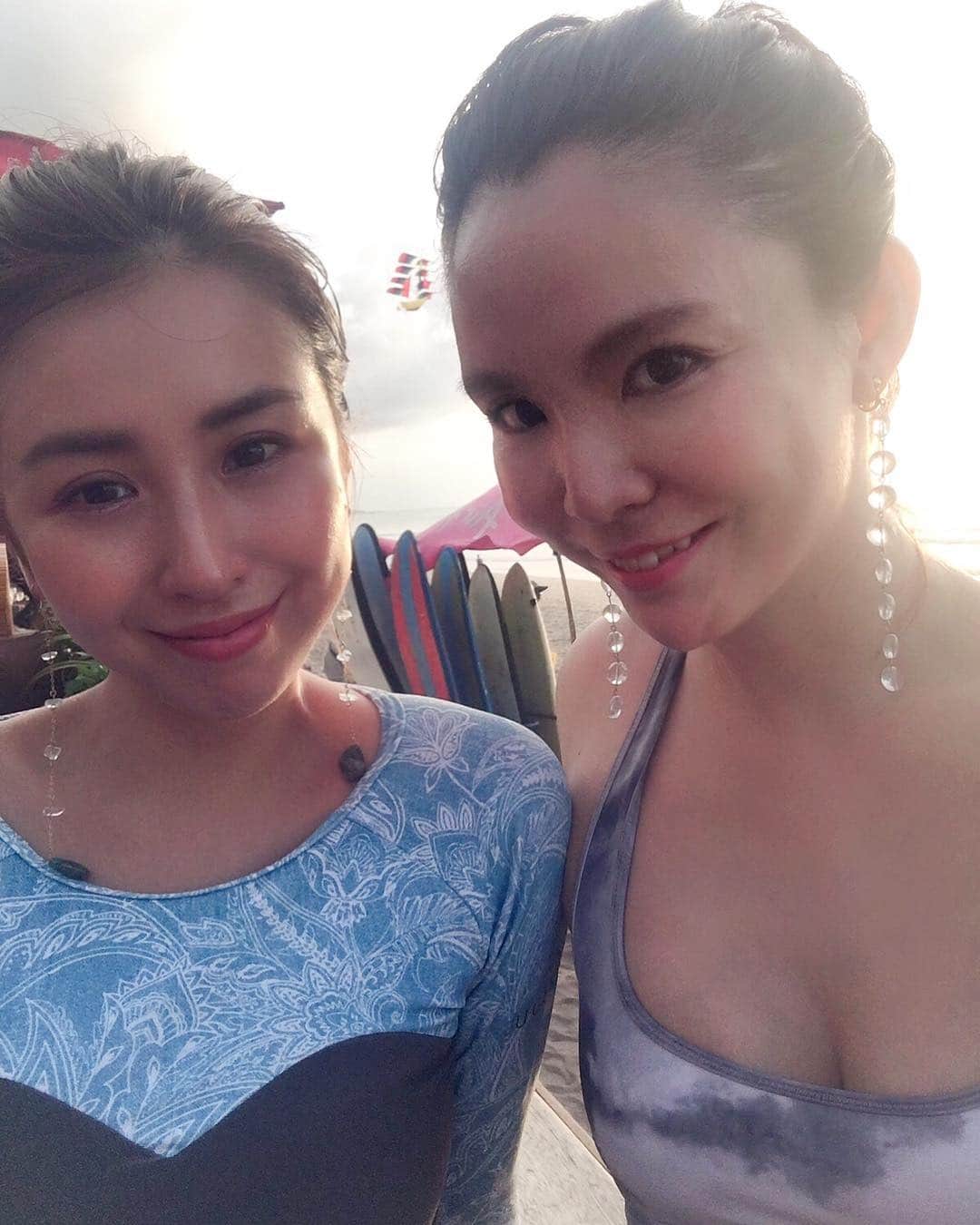 のインスタグラム：「サーフィン後に、新作のアクセサリーをつけて🏄‍♀️💕 海にあう天然石ベースだから、Baliに馴染んで可愛かった♡ ウェットやBIKINIに合わせても👍✨ @uiqut  #surfing #surfgirl #surfstyle #surfinglife #bikini #surfingdays #balitrip #bali #accessory #uiqut #fashion #coordinate #jewelry #seajewelry #stone #swimwer #summer #code #surfers #comingsoon」