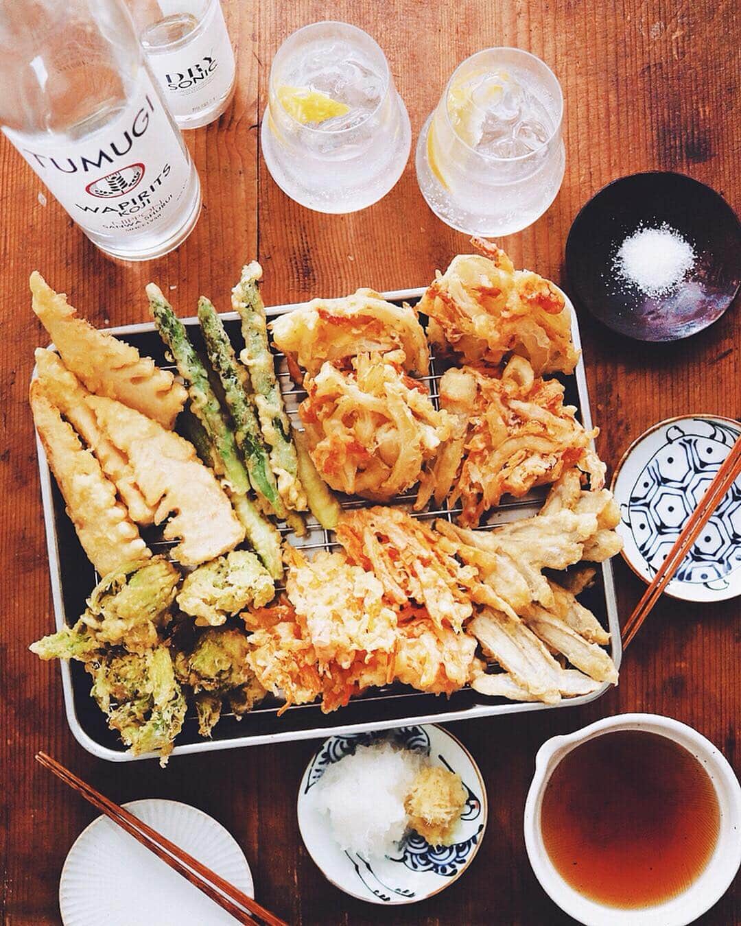 樋口正樹さんのインスタグラム写真 - (樋口正樹Instagram)「Tempura & TUMUGI . 春野菜の天ぷら美味い! たけのこ、ふきのとう、 アスパラガスは岩塩で。 新玉と桜えびかき揚げ、 新にんじん新ごぼうは 天つゆと大根おろしで。 . 今週もお疲れ様でした! ツムギレモンサワー🍻 @wapirits.tumugi . . タラの芽などの山菜も そろそろ食べたいです。 . . #春野菜 #野菜天 #天ぷら #tempura #lemonsour #wapiritsTUMUGI #wapirits #Kojisour #tumugi #madeinjapan #三和酒類 #和ピリッツ #レモンサワー #発酵 #麹 #大分県 #宇佐 #スピリッツ #和ピリッツ #家飲み」4月5日 19時11分 - higuccini