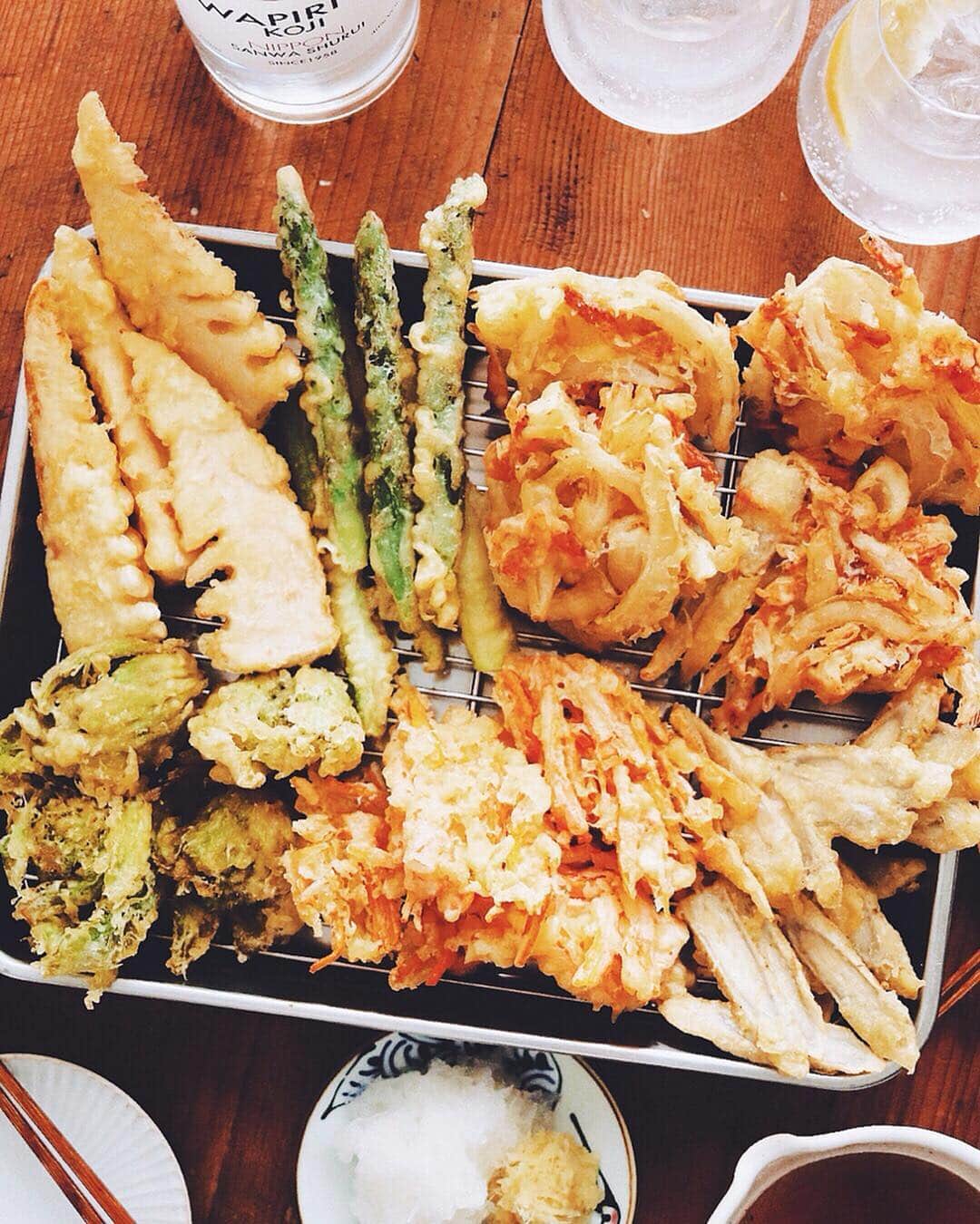 樋口正樹さんのインスタグラム写真 - (樋口正樹Instagram)「Tempura & TUMUGI . 春野菜の天ぷら美味い! たけのこ、ふきのとう、 アスパラガスは岩塩で。 新玉と桜えびかき揚げ、 新にんじん新ごぼうは 天つゆと大根おろしで。 . 今週もお疲れ様でした! ツムギレモンサワー🍻 @wapirits.tumugi . . タラの芽などの山菜も そろそろ食べたいです。 . . #春野菜 #野菜天 #天ぷら #tempura #lemonsour #wapiritsTUMUGI #wapirits #Kojisour #tumugi #madeinjapan #三和酒類 #和ピリッツ #レモンサワー #発酵 #麹 #大分県 #宇佐 #スピリッツ #和ピリッツ #家飲み」4月5日 19時11分 - higuccini