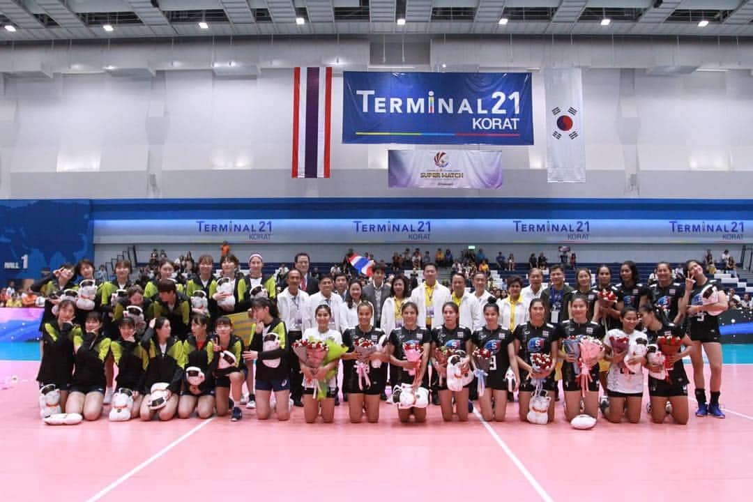 ヌットサラ・トムコムさんのインスタグラム写真 - (ヌットサラ・トムコムInstagram)「ขอบคุณแฟนๆทุกคนที่มาเชียร์พวกเรานะคะ แล้วเจอกันที่สนามอินดอร์ หัวหมากค่ะ 🤟🏻👋🏻 #volleyballthailand  #ตบช่วยชาติยกกำลัง3  #ThaiKoreaSuperMatch2019」4月5日 19時12分 - nootsara13