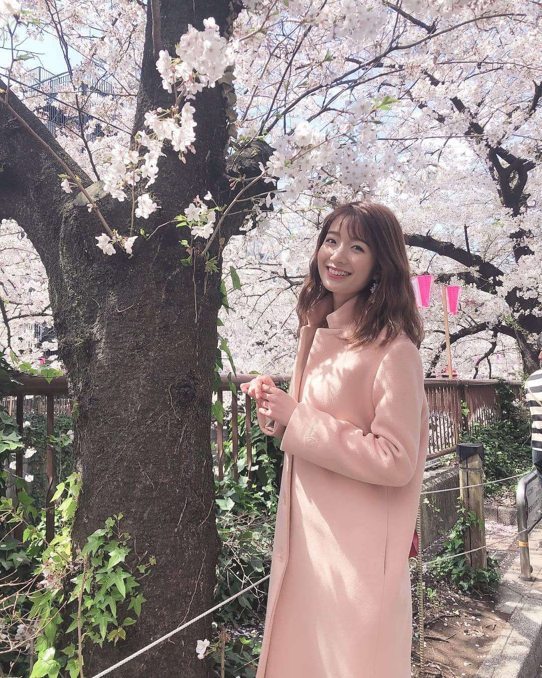 杉枝真結さんのインスタグラム写真 - (杉枝真結Instagram)「寒過ぎて震えた日🤤🌸 #cherryblossom #spring #pink #coat #ootd #outfit #japan #tokyo #nakameguro #meguroriver #megurogawa」4月5日 19時16分 - mayusugieda_official
