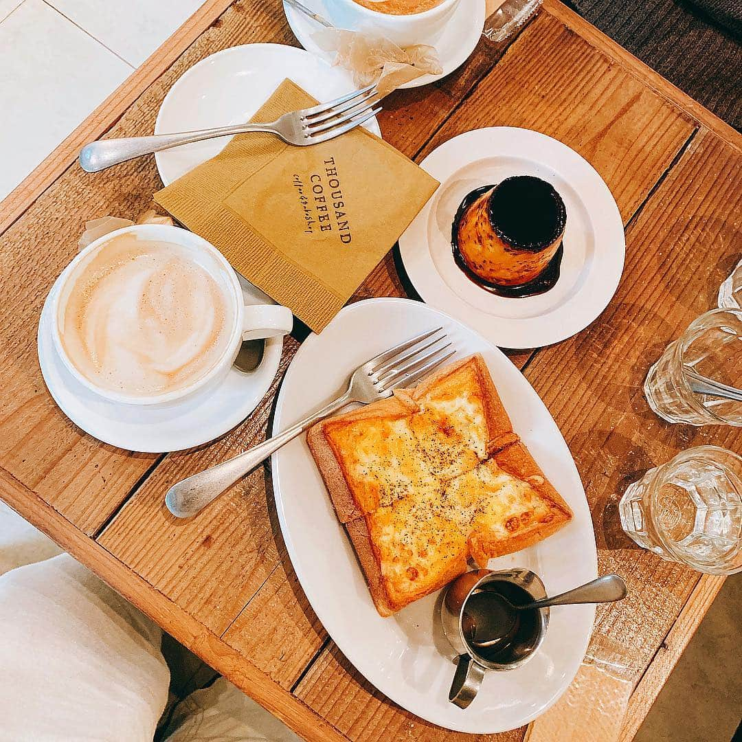 畑有里紗さんのインスタグラム写真 - (畑有里紗Instagram)「🥐🧀🍮🍳@thousandcoffee . 旦那さんとデートでよくするカフェ巡り☕️ ２人とも甘いもの好きなので 調べて行くことも多いよ❤︎ 遠距離してたとき 特によく行ってたなぁ☺️ ここは友達のあみみから教えてもらった＾＾ . 4種のチーズトースト🍯 プリン(昔ながらの少し固め).スコーン ミルクコーヒー.カフェラテ食べたけど めっちゃ美味しかった!!! . 席数が4席しかないので並ぶけど また行きたい♡ . #thousandcoffee#cafe#カフェ巡り#デート#夫婦#カフェ好き#チーズトースト#ariifood#プリン#カフェ好き#ありーとしょーちゃん」4月5日 19時19分 - arii_m36