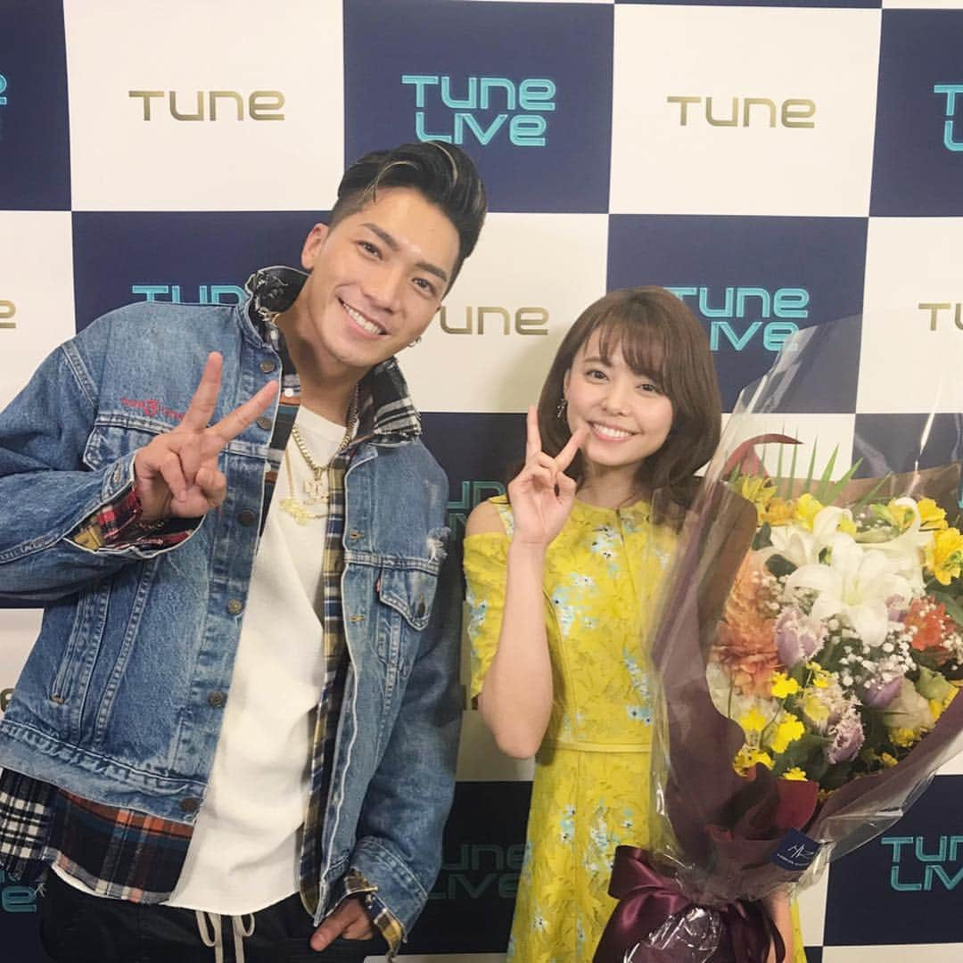 宮澤智さんのインスタグラム写真 - (宮澤智Instagram)「★ もうひとつ投稿できてなかったもの😢 先日「Tune 」も卒業しました。 たくさんのお客様に来ていただいたTuneLive2019の司会、 最後にできてとても嬉しかったです✨ Tuneを担当させていただき、 音楽の魅力を深く知り、毎日がとっても楽しくなりました。 １年半でしたが楽しい思い出がたくさんです！ SWAYさん、DJ Taroさん、スタッフの皆さん、スタイリストさんメイクさん そしてTuneをご覧いただいてる皆さん 本当にありがとうございました‼️ 2代目MCは永尾亜子アナです😍楽しみ😆 #Tune  今夜は27:35〜放送です🤩」4月5日 19時30分 - tomo.miyazawa