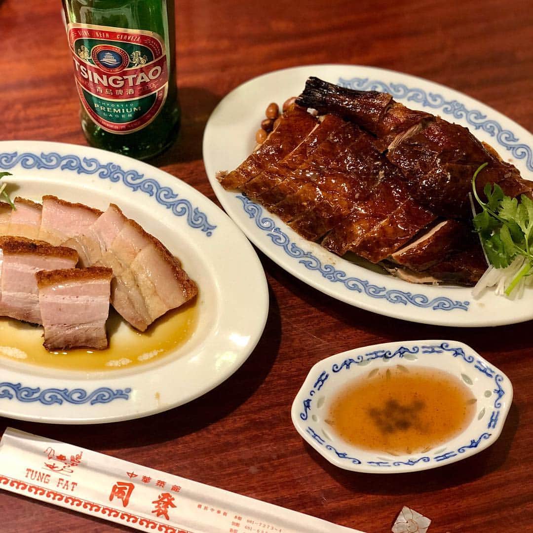 野宮真貴さんのインスタグラム写真 - (野宮真貴Instagram)「横浜中華街は夜の七時♪ 今日は中華三昧🥟横浜・元町 中華街のはしご。その店の一番美味しいものを一品だけオーダーしてはしごするのが極意。今日は、皮付き豚バラチャーシュー→水餃子→汁なしネギそば→海鮮粥→紹興酒5杯、でした。デザートと烏龍茶はテイクアウト。フクゾーで開襟シャツもゲット👍(お粥は食前に写真撮れず…) #横浜中華街は夜の七時 #同發 #山東 #海南飯店 #謝甜記 #悟空 #FUKUZO #野宮真貴 #missmakinomiya」4月5日 19時31分 - missmakinomiya