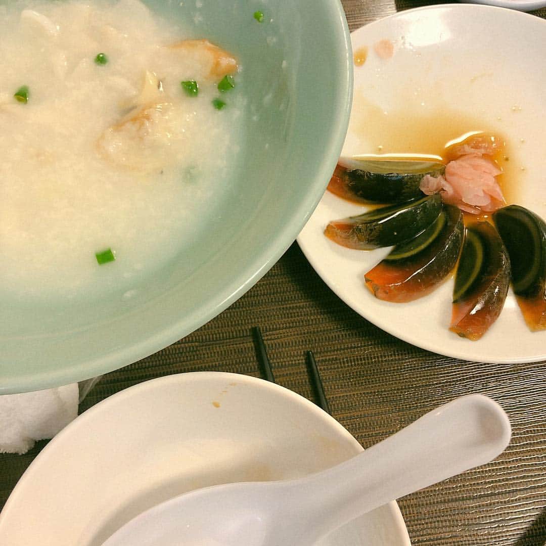 野宮真貴さんのインスタグラム写真 - (野宮真貴Instagram)「横浜中華街は夜の七時♪ 今日は中華三昧🥟横浜・元町 中華街のはしご。その店の一番美味しいものを一品だけオーダーしてはしごするのが極意。今日は、皮付き豚バラチャーシュー→水餃子→汁なしネギそば→海鮮粥→紹興酒5杯、でした。デザートと烏龍茶はテイクアウト。フクゾーで開襟シャツもゲット👍(お粥は食前に写真撮れず…) #横浜中華街は夜の七時 #同發 #山東 #海南飯店 #謝甜記 #悟空 #FUKUZO #野宮真貴 #missmakinomiya」4月5日 19時31分 - missmakinomiya