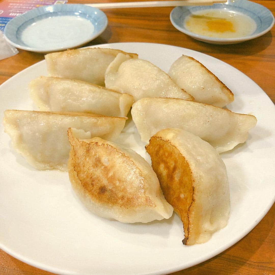 野宮真貴さんのインスタグラム写真 - (野宮真貴Instagram)「横浜中華街は夜の七時♪ 今日は中華三昧🥟横浜・元町 中華街のはしご。その店の一番美味しいものを一品だけオーダーしてはしごするのが極意。今日は、皮付き豚バラチャーシュー→水餃子→汁なしネギそば→海鮮粥→紹興酒5杯、でした。デザートと烏龍茶はテイクアウト。フクゾーで開襟シャツもゲット👍(お粥は食前に写真撮れず…) #横浜中華街は夜の七時 #同發 #山東 #海南飯店 #謝甜記 #悟空 #FUKUZO #野宮真貴 #missmakinomiya」4月5日 19時31分 - missmakinomiya