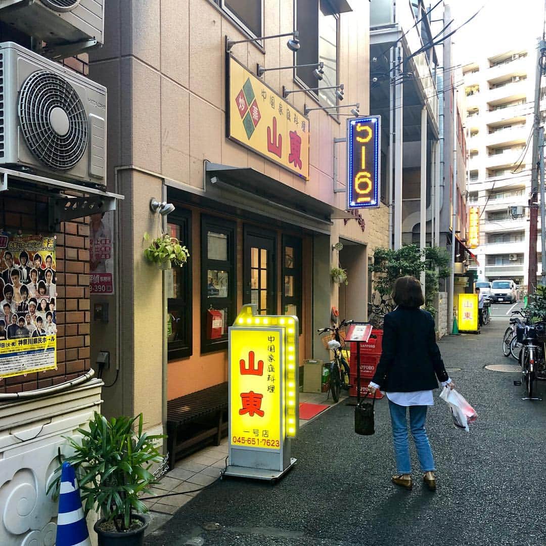 野宮真貴さんのインスタグラム写真 - (野宮真貴Instagram)「横浜中華街は夜の七時♪ 今日は中華三昧🥟横浜・元町 中華街のはしご。その店の一番美味しいものを一品だけオーダーしてはしごするのが極意。今日は、皮付き豚バラチャーシュー→水餃子→汁なしネギそば→海鮮粥→紹興酒5杯、でした。デザートと烏龍茶はテイクアウト。フクゾーで開襟シャツもゲット👍(お粥は食前に写真撮れず…) #横浜中華街は夜の七時 #同發 #山東 #海南飯店 #謝甜記 #悟空 #FUKUZO #野宮真貴 #missmakinomiya」4月5日 19時31分 - missmakinomiya